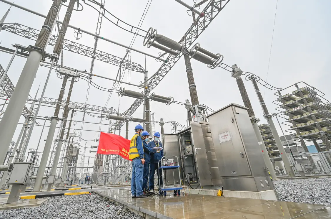 国网河南电力工作人员开展换流变检修。（白沂筱 摄）