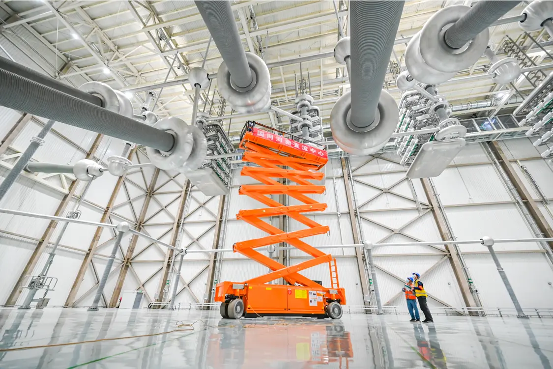 国网河南电力工作人员进行检修试验。（白沂筱 摄）