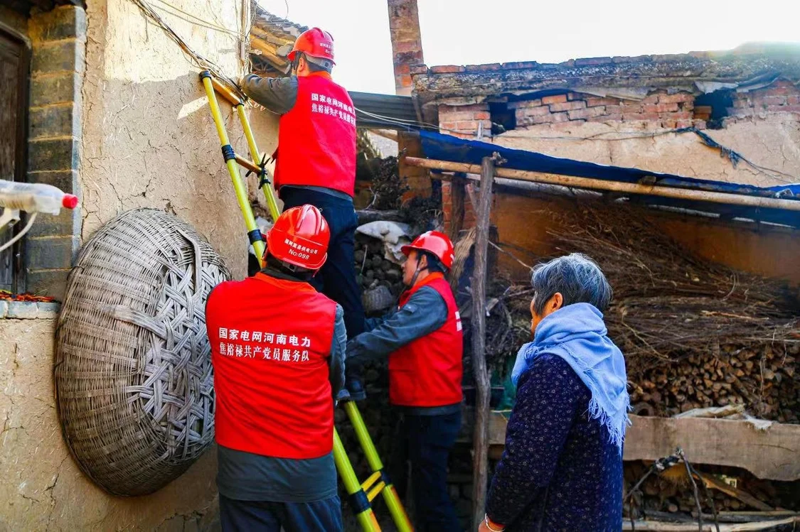11月28日，国网河南电力焦裕禄共产党员服务队全面排查偏远山区居民用电安全。（白雅楠 摄）