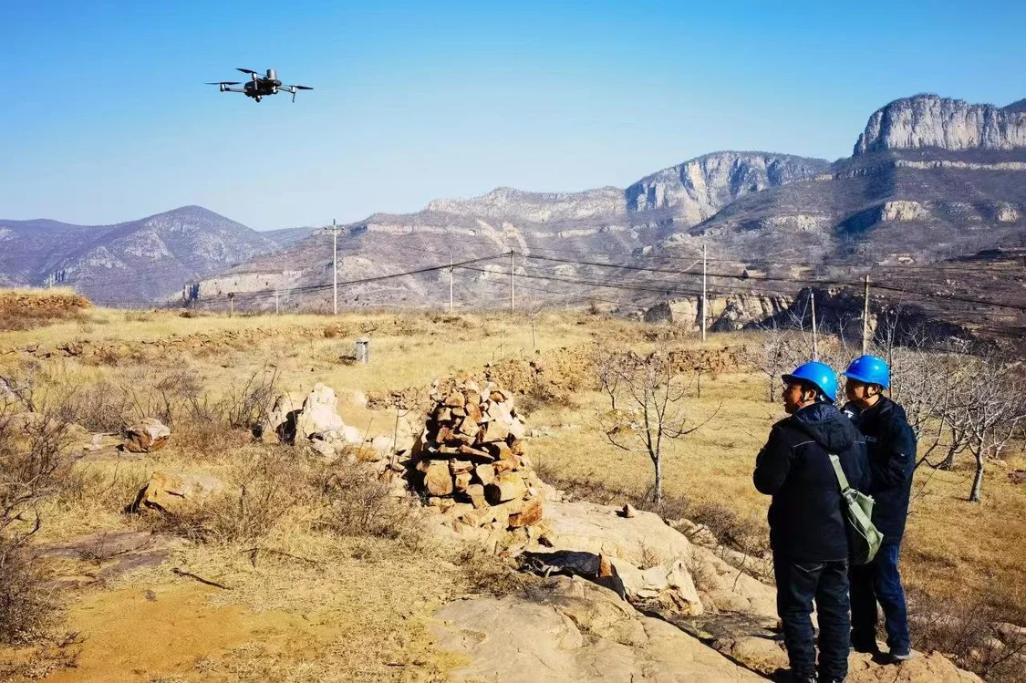 11月27日，国网河南电力工作人员利用无人机对线路开展巡视。（张锐摄）