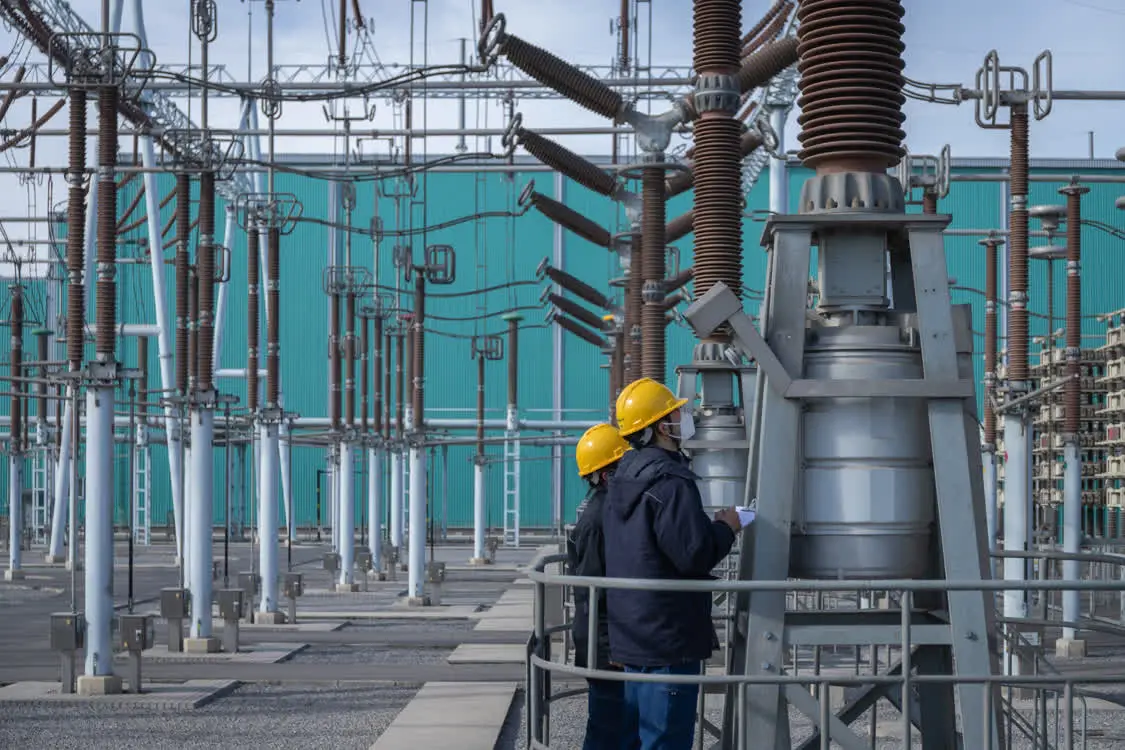 国网河南直流中心运维人员开展设备特巡工作。（赵晋）