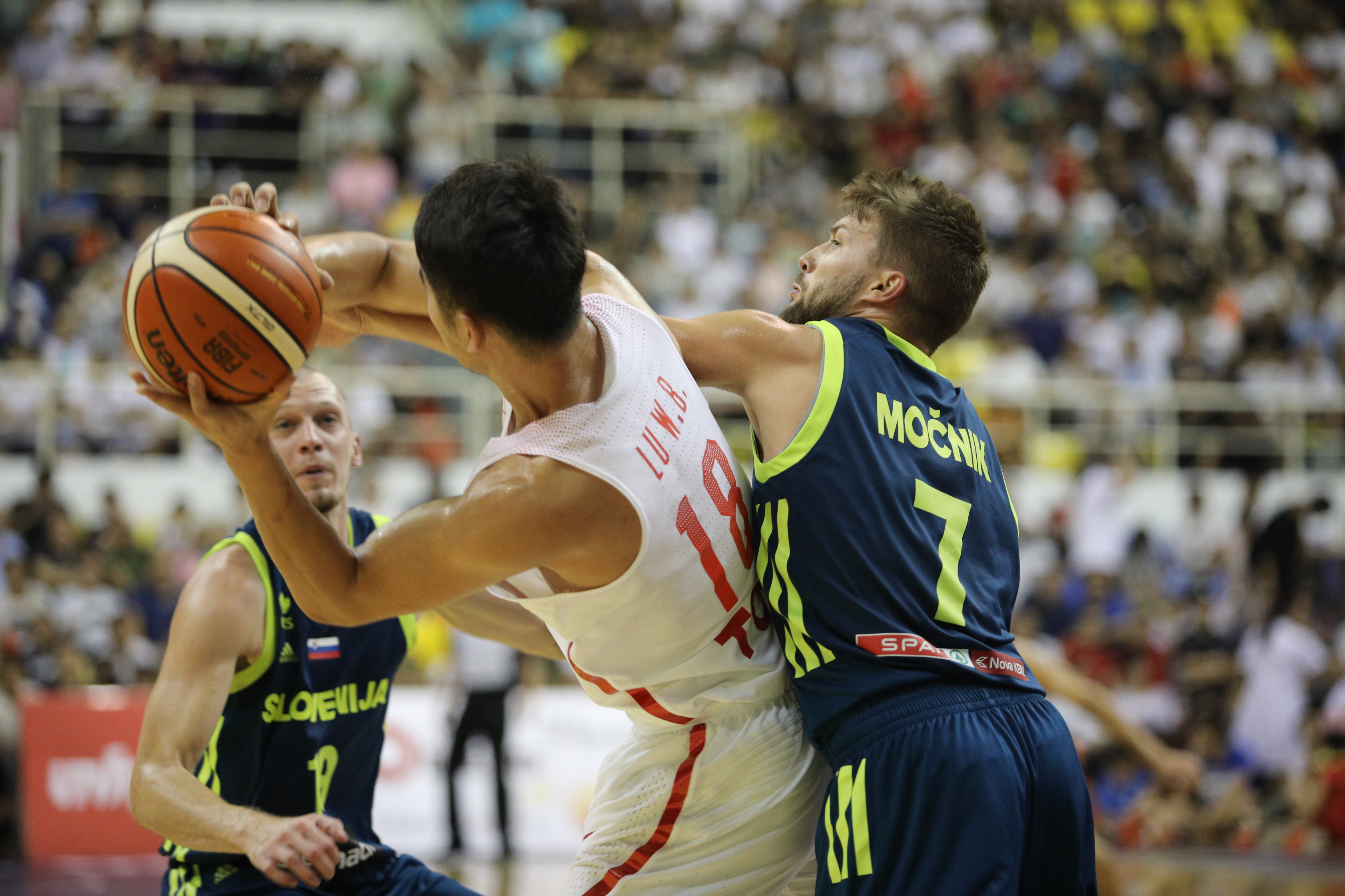 【大河网景】2018中斯国际男篮对抗赛在河南