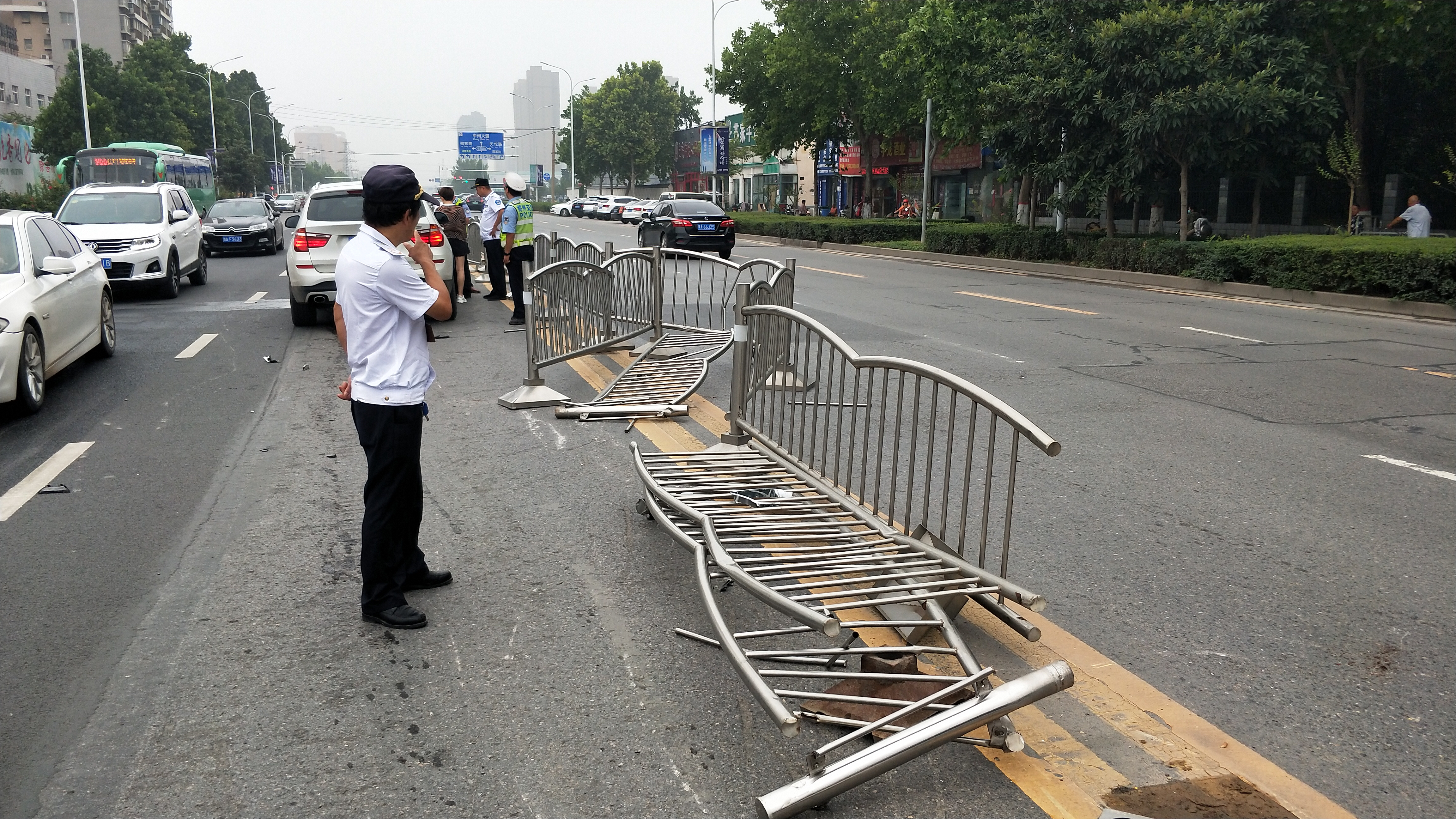 道路护栏|宝马车失控“穿越”隔离护栏，对面越野车遭殃了