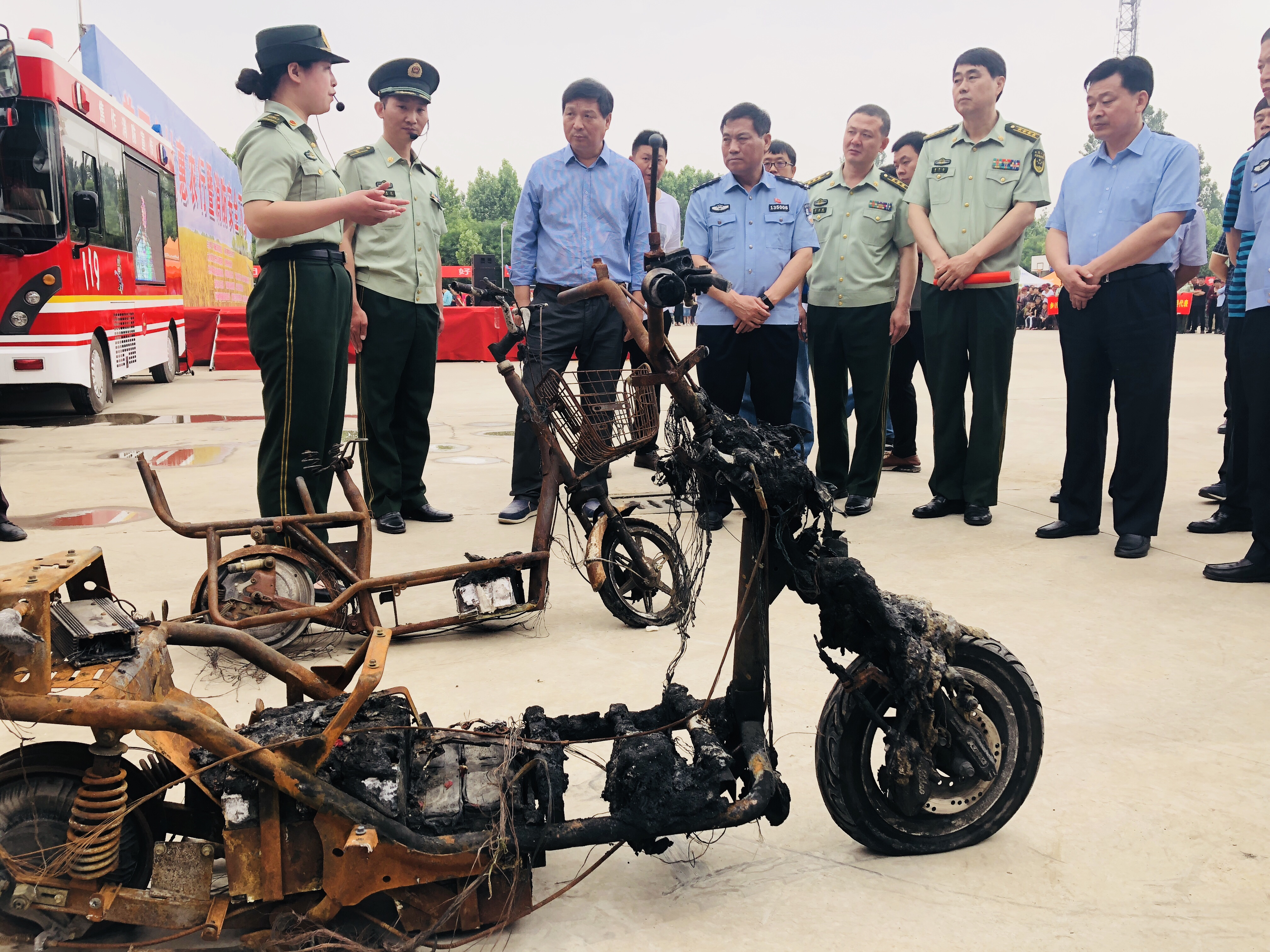 杨柳絮燃烧速度有多惊人? 消防官兵用事例让村