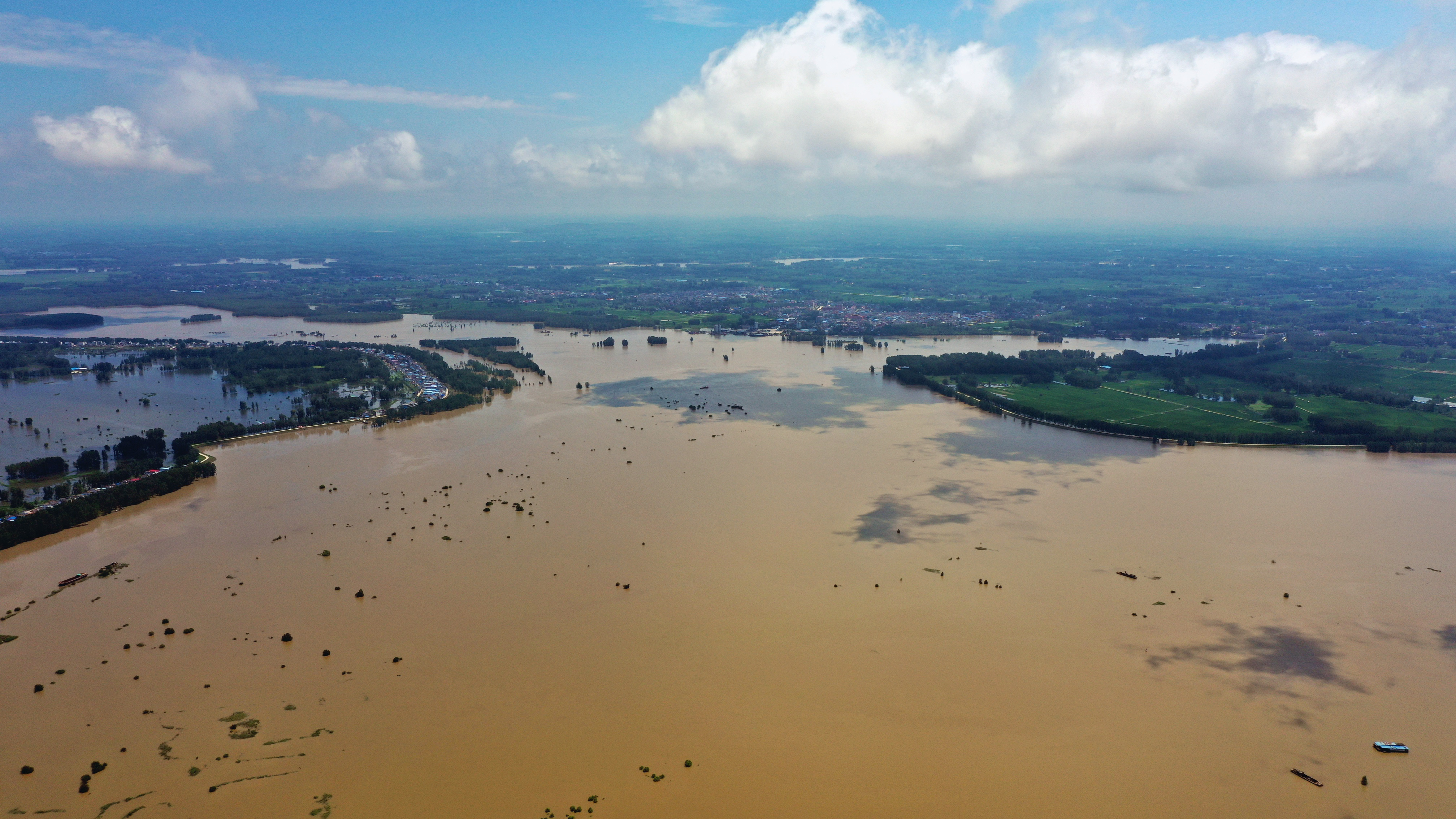 |航拍淮河蒙洼蓄洪区，晴空下的“心形”村镇