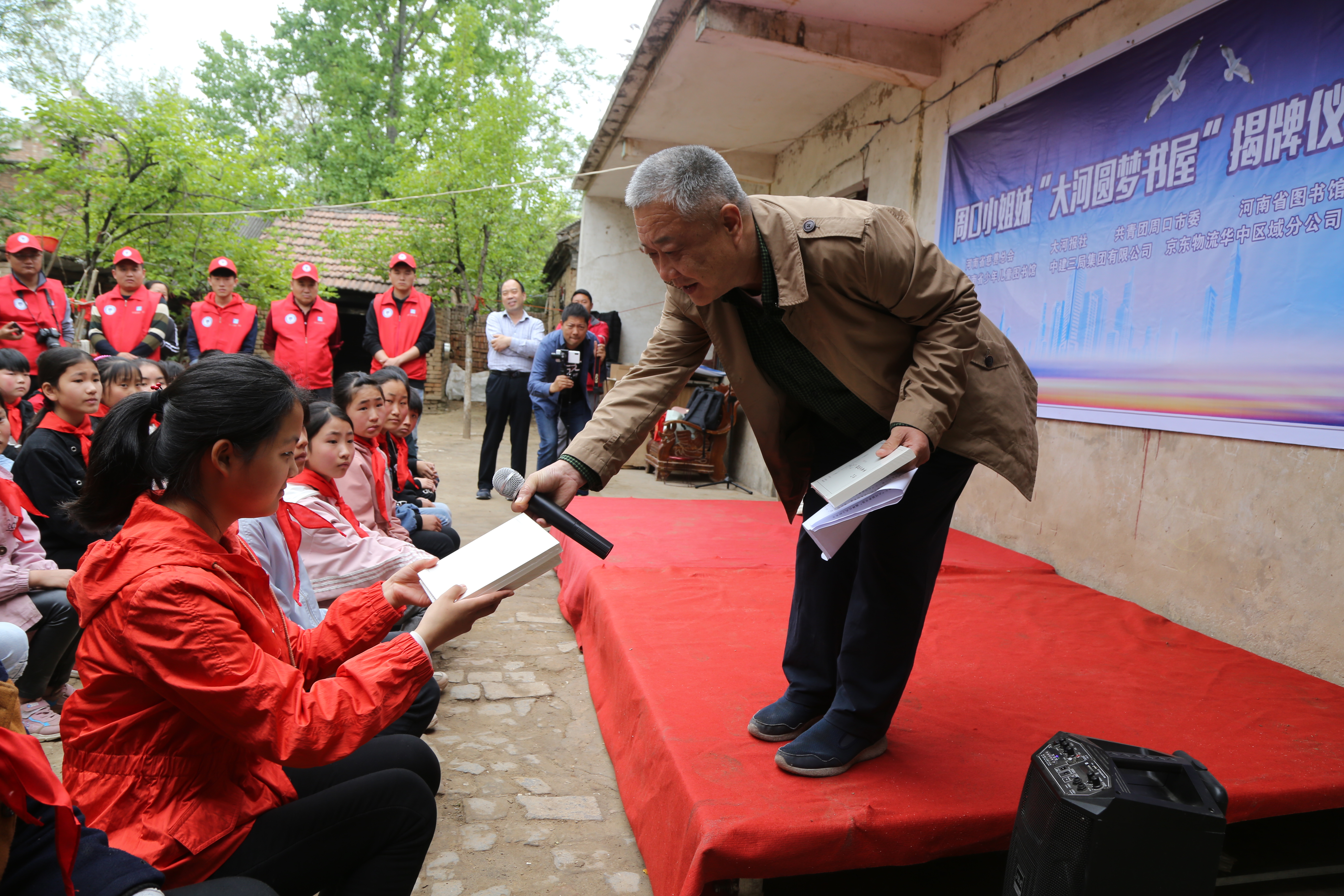 大河报社副社长刘书志深情地说,"大河圆梦书屋"公益行动旨在改善乡村