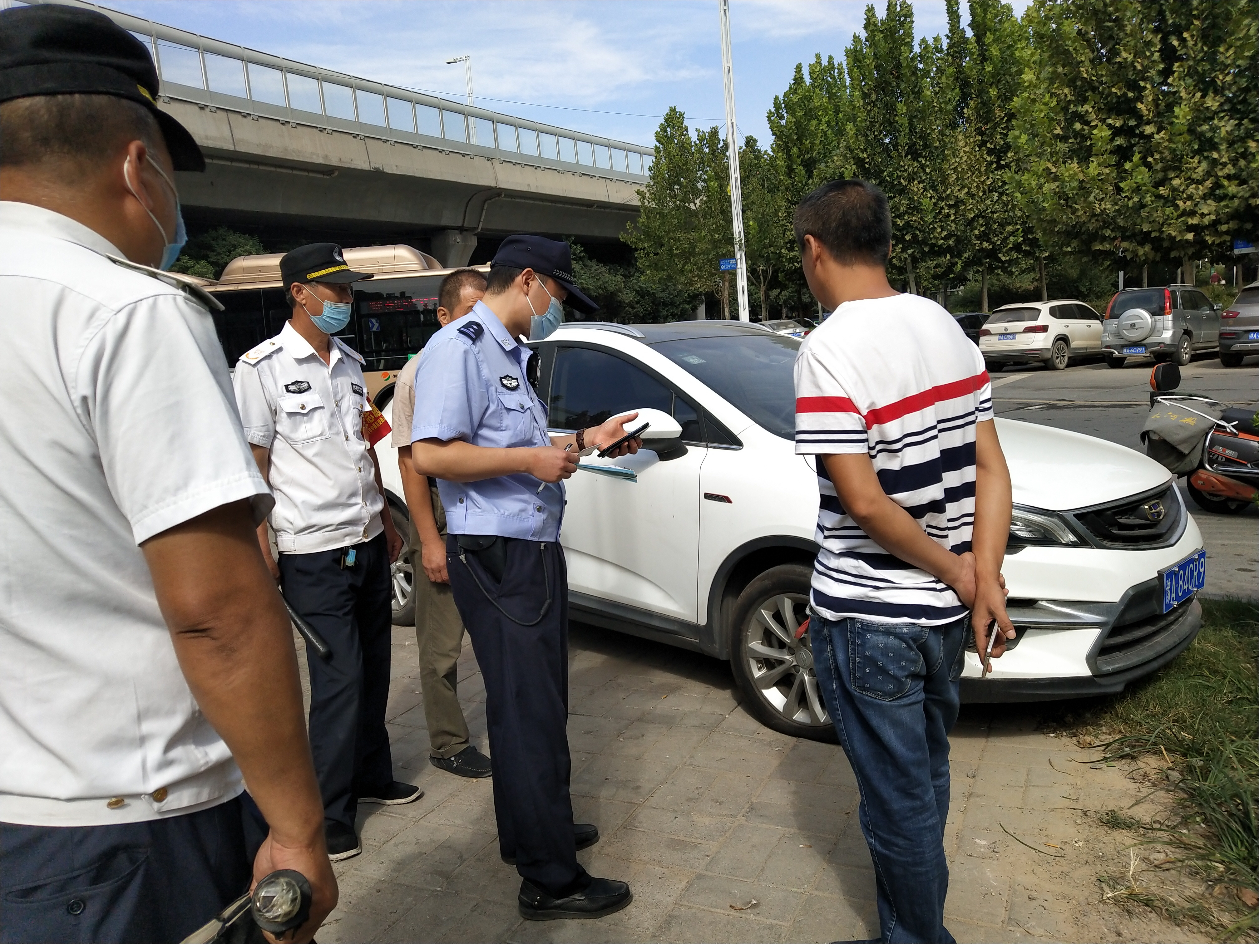 法制|两车停路边遭黑手！一车被划，一车被扎烂车胎