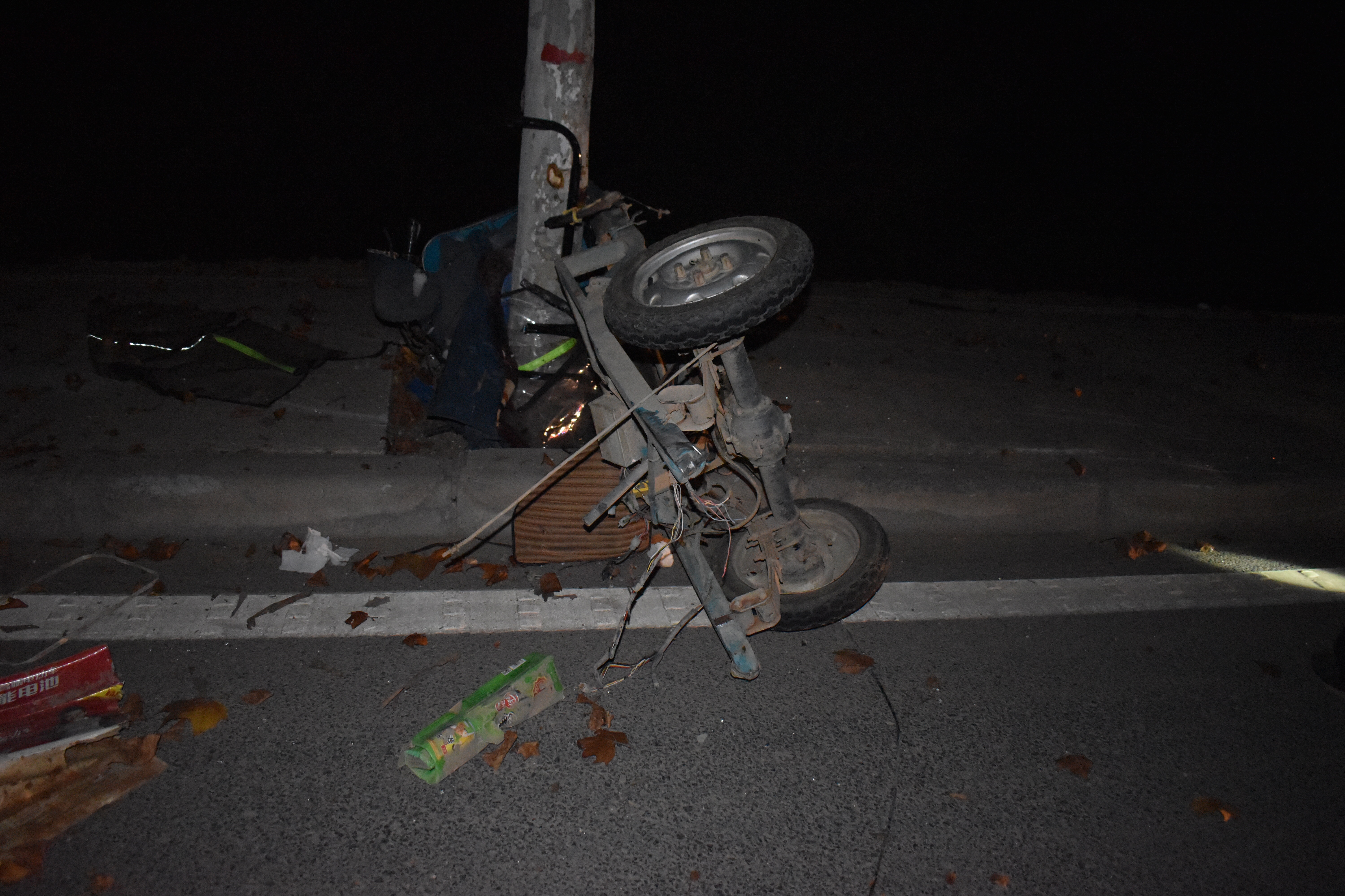 |小货车撞翻三轮车逃逸 热心市民报警追赶