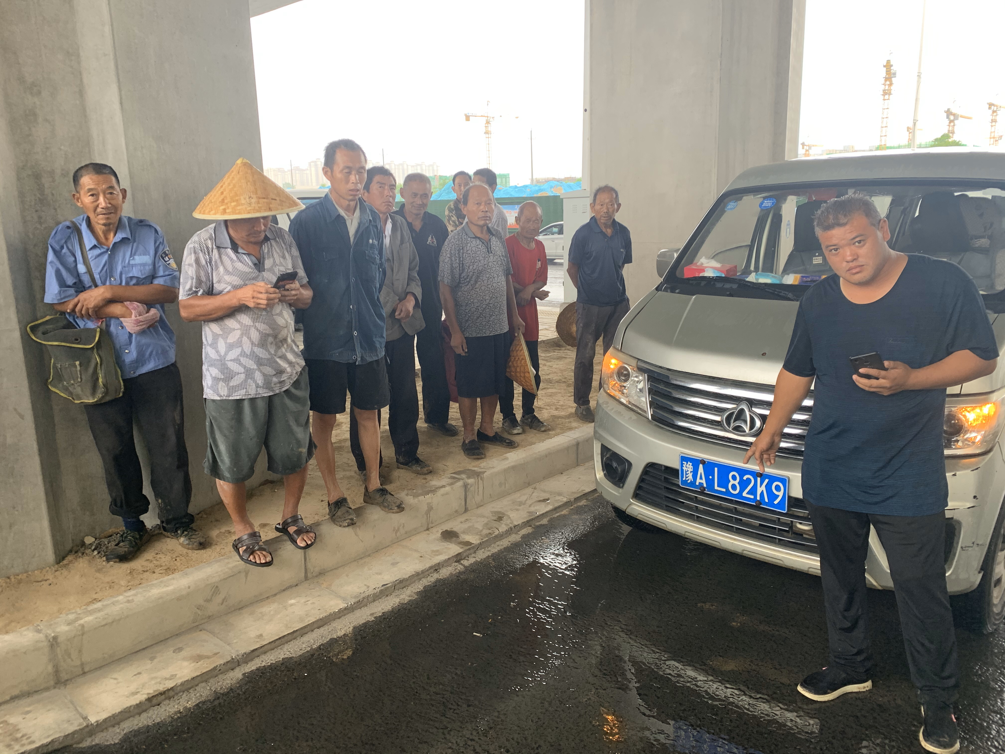 面包车|核载9人的面包车，一下子挤了15人