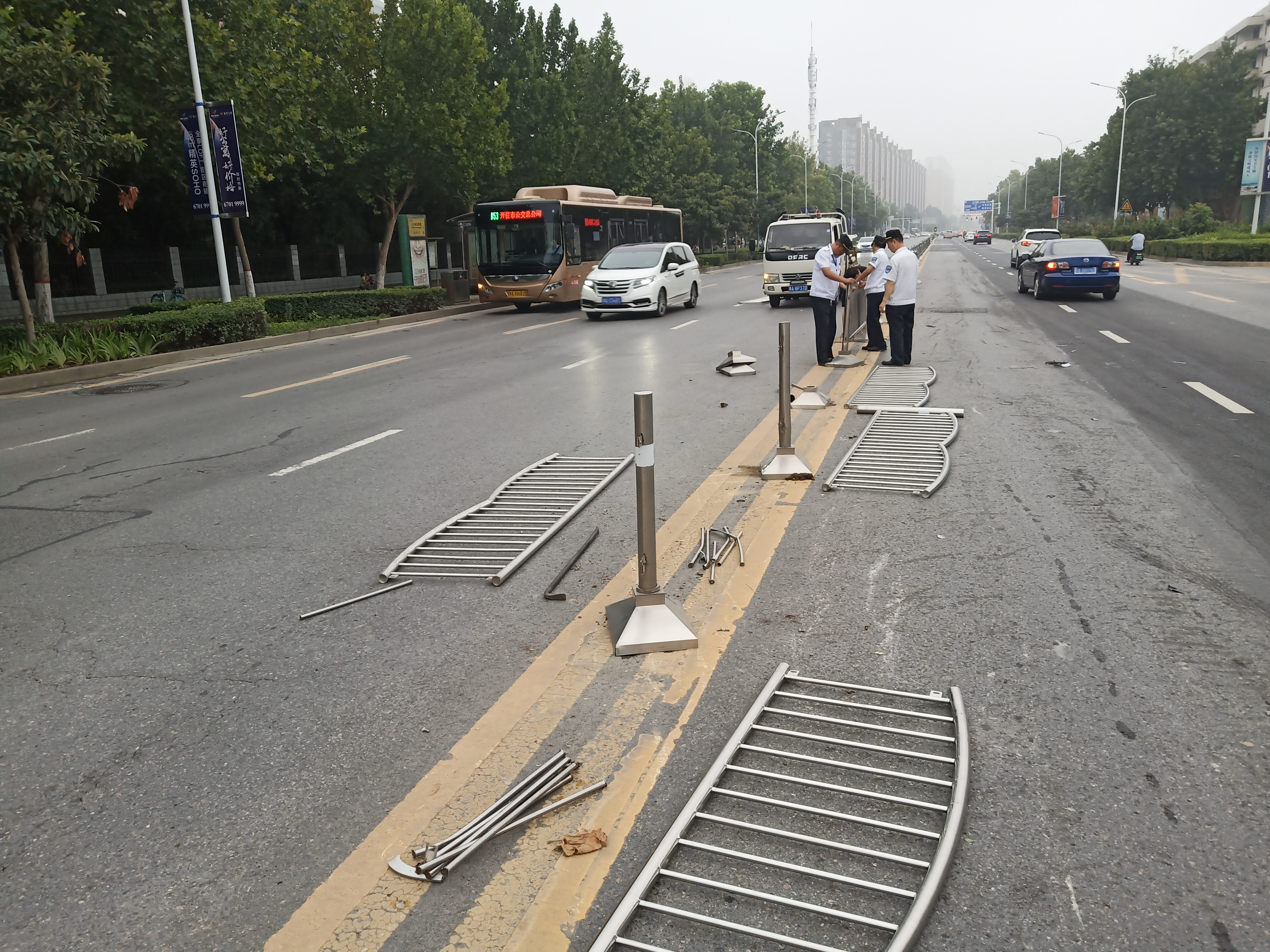 道路护栏|宝马车失控“穿越”隔离护栏，对面越野车遭殃了