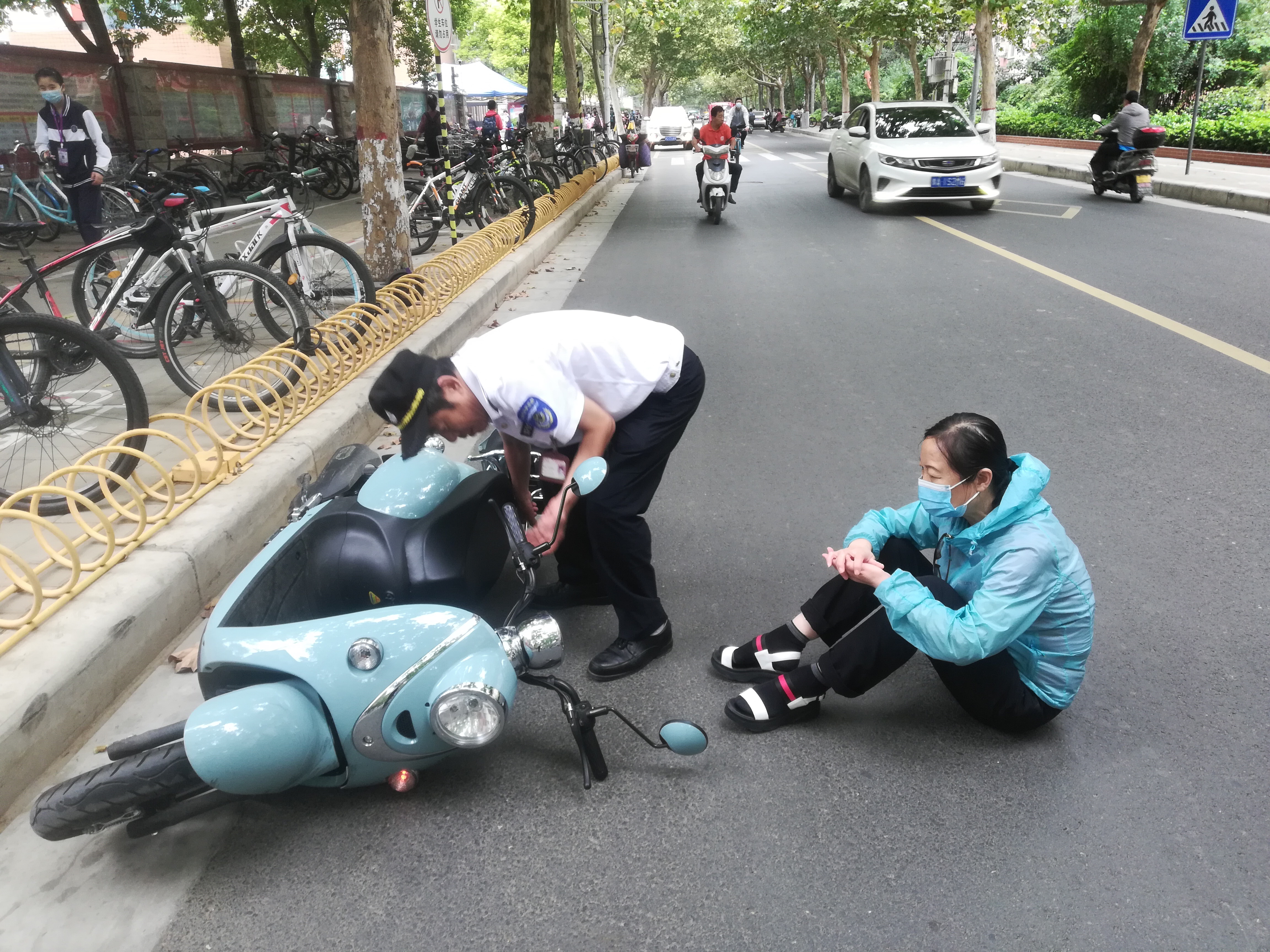 騎電動車女士為躲男生摔傷誠實男孩告知班級信息願意擔責