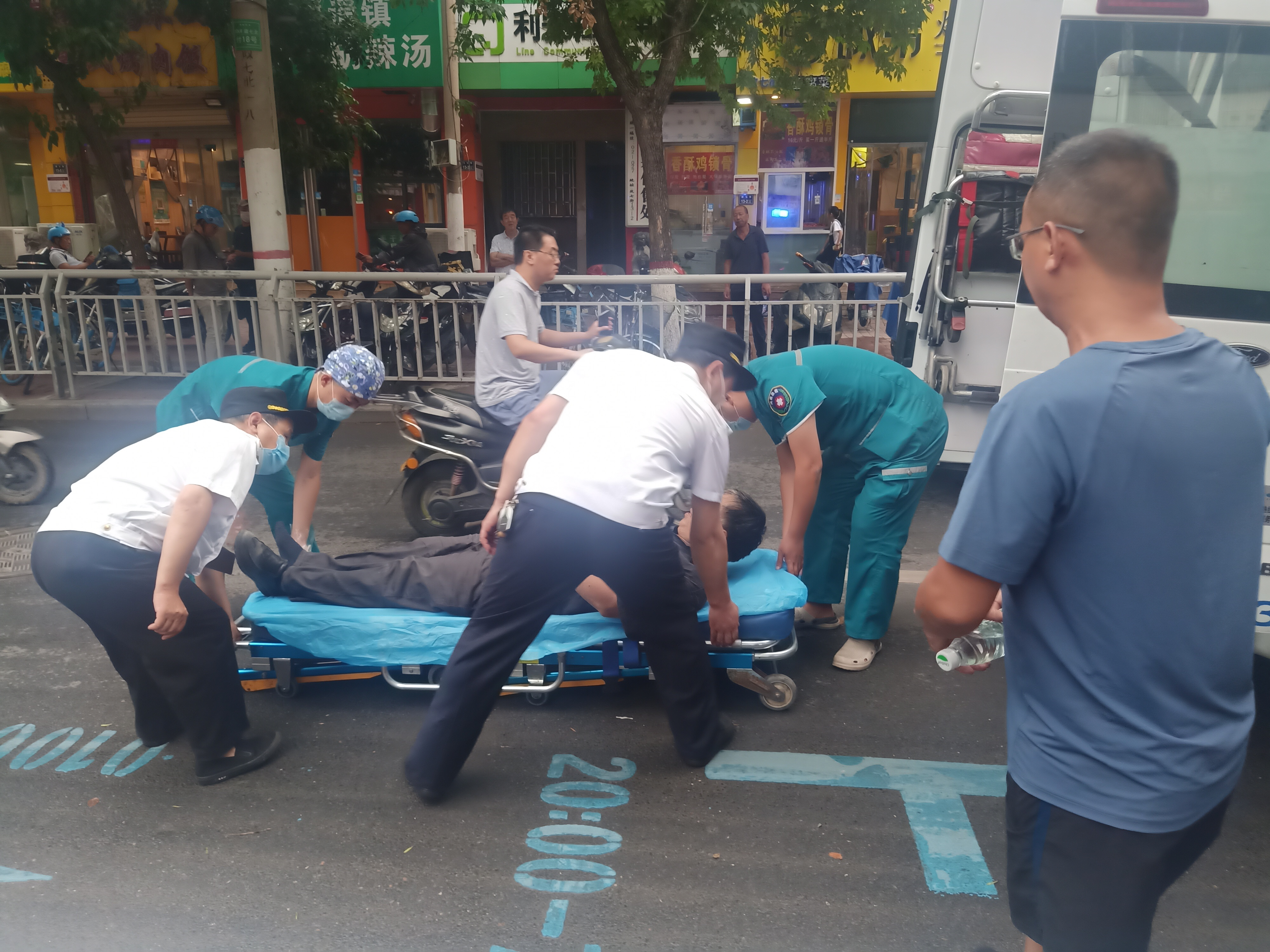 面包车|轿车突然开门，电动车男子一头撞上！避让扫地洒水车，老人被面包车撞倒