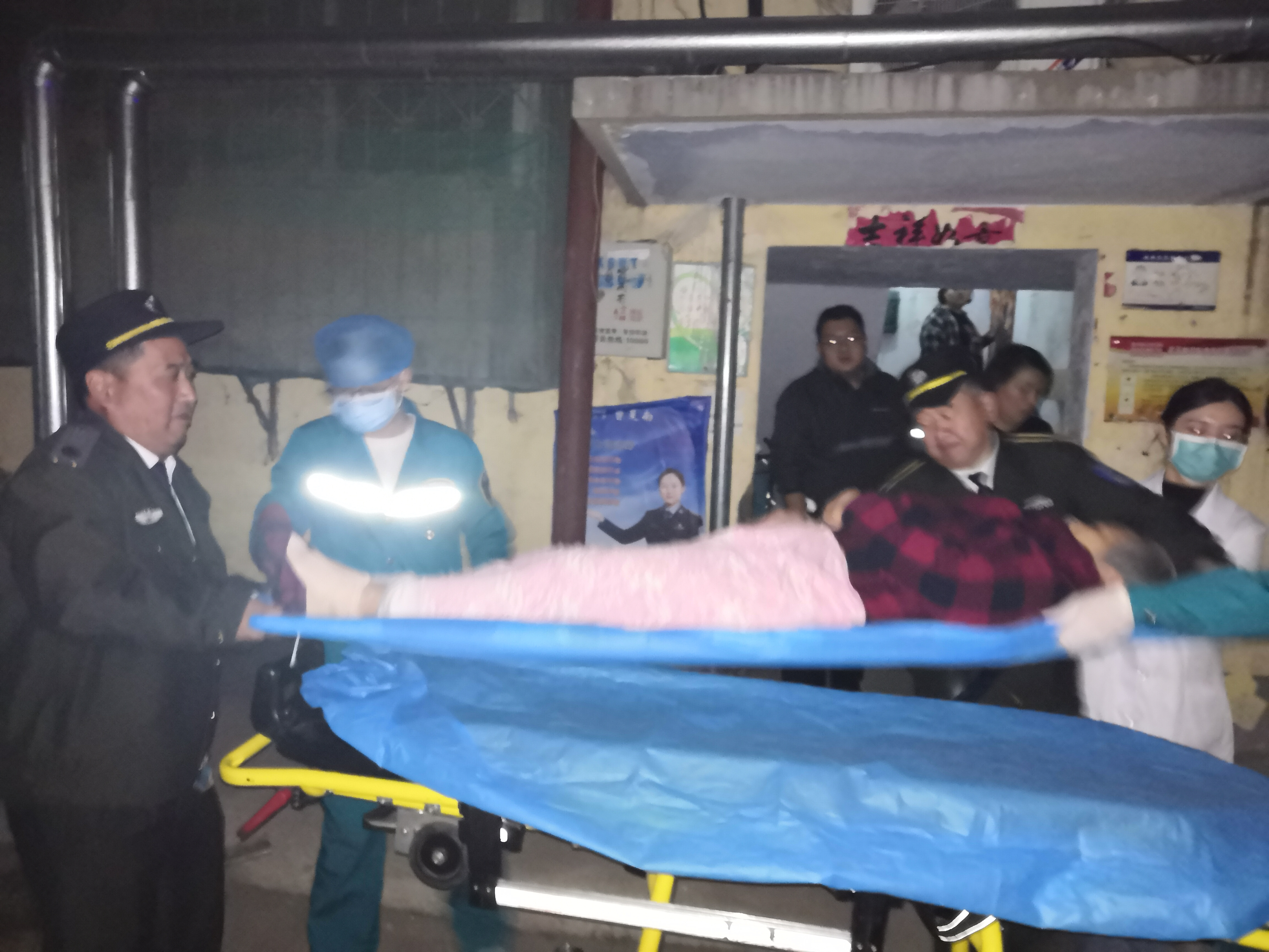 |九旬老人突发急病 热心人赶紧上门施救