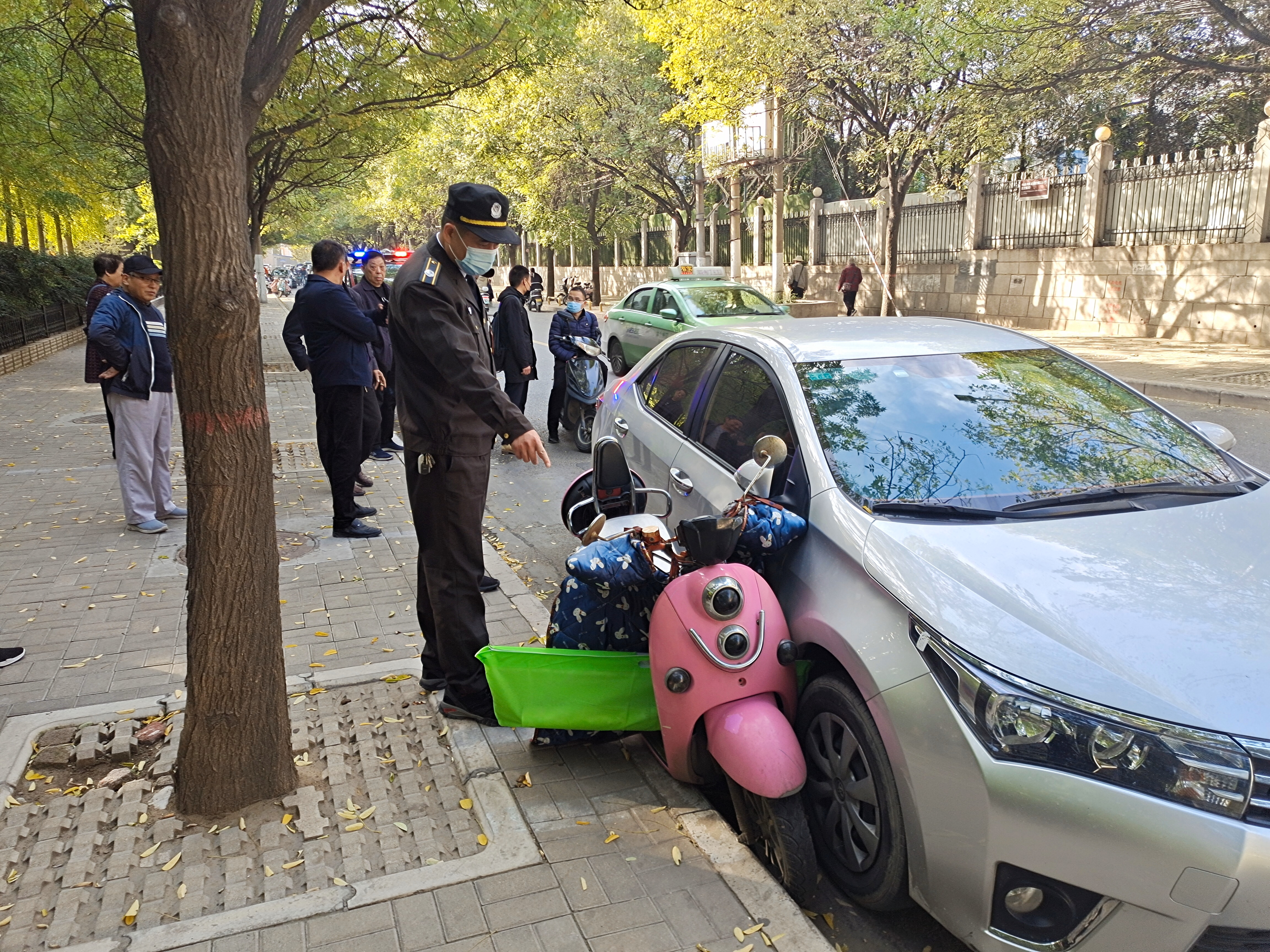 |小伙蹭住轿车后嫌赔钱太多，逃跑后被车主追上报警