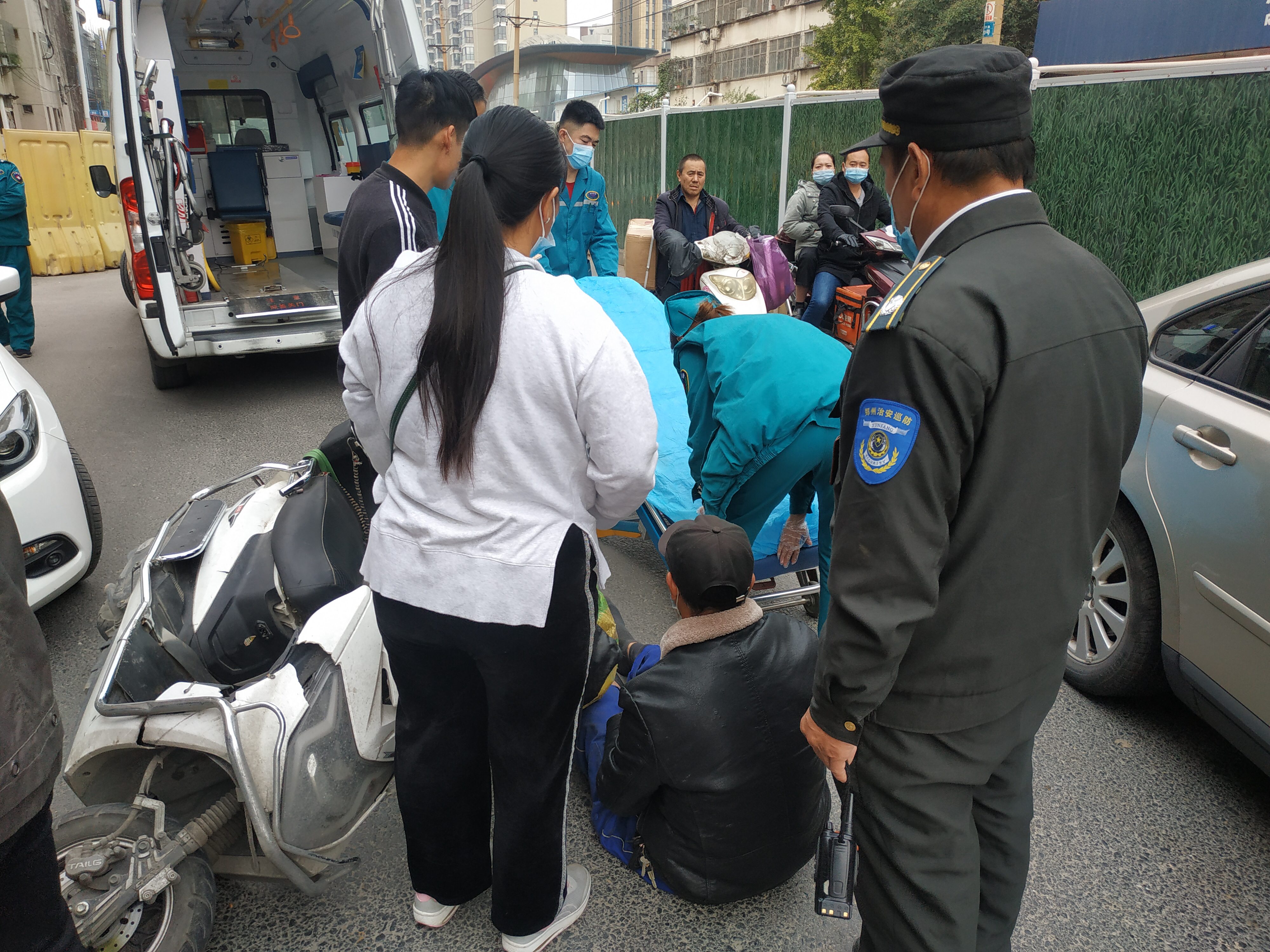 |轿车与电动车相撞，骑车男子倒地后摸着脚直喊“疼”