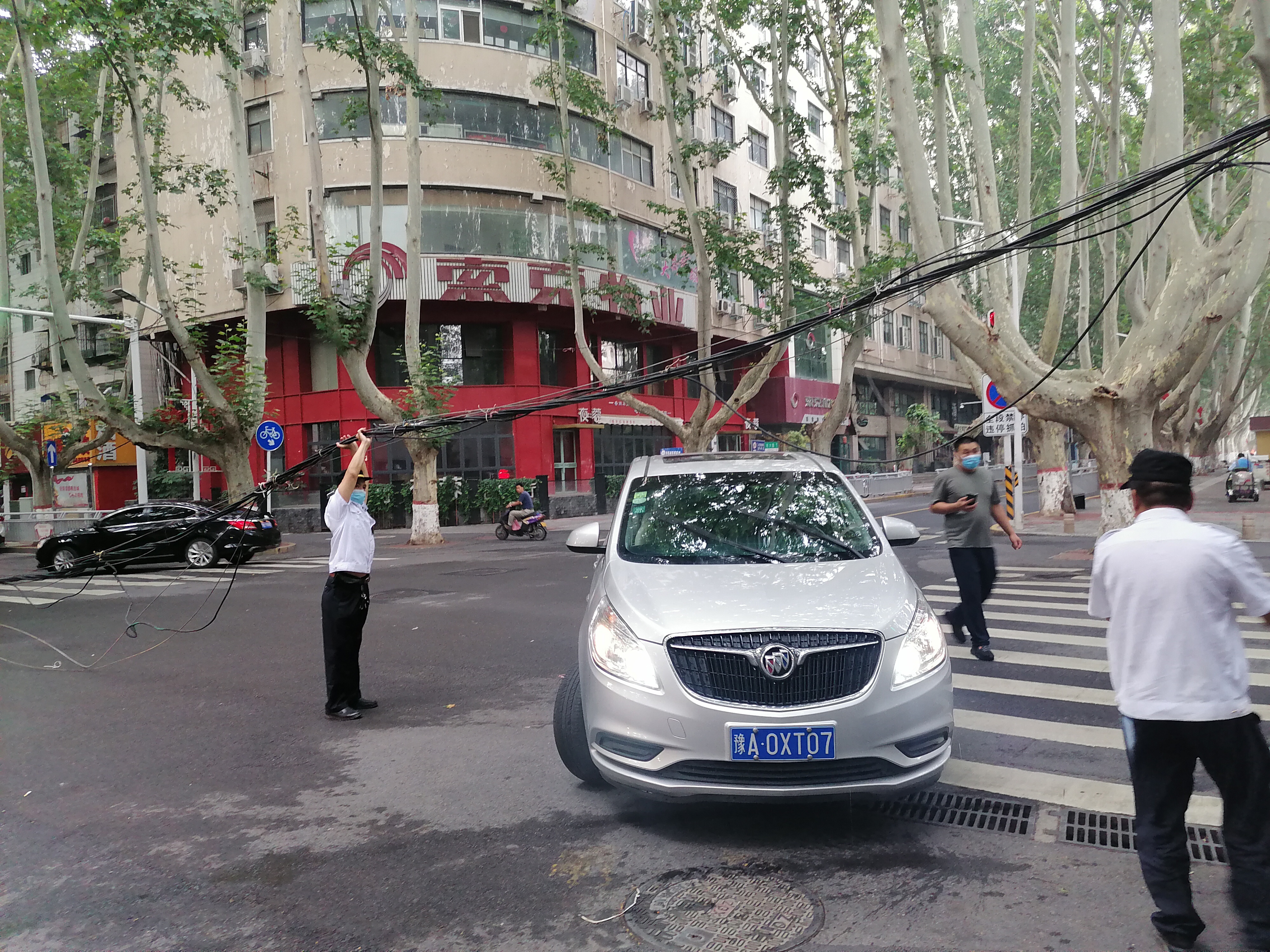 交通|旅游大巴挂落电缆线导致交通堵塞，一群人忙活仨小时才恢复畅通