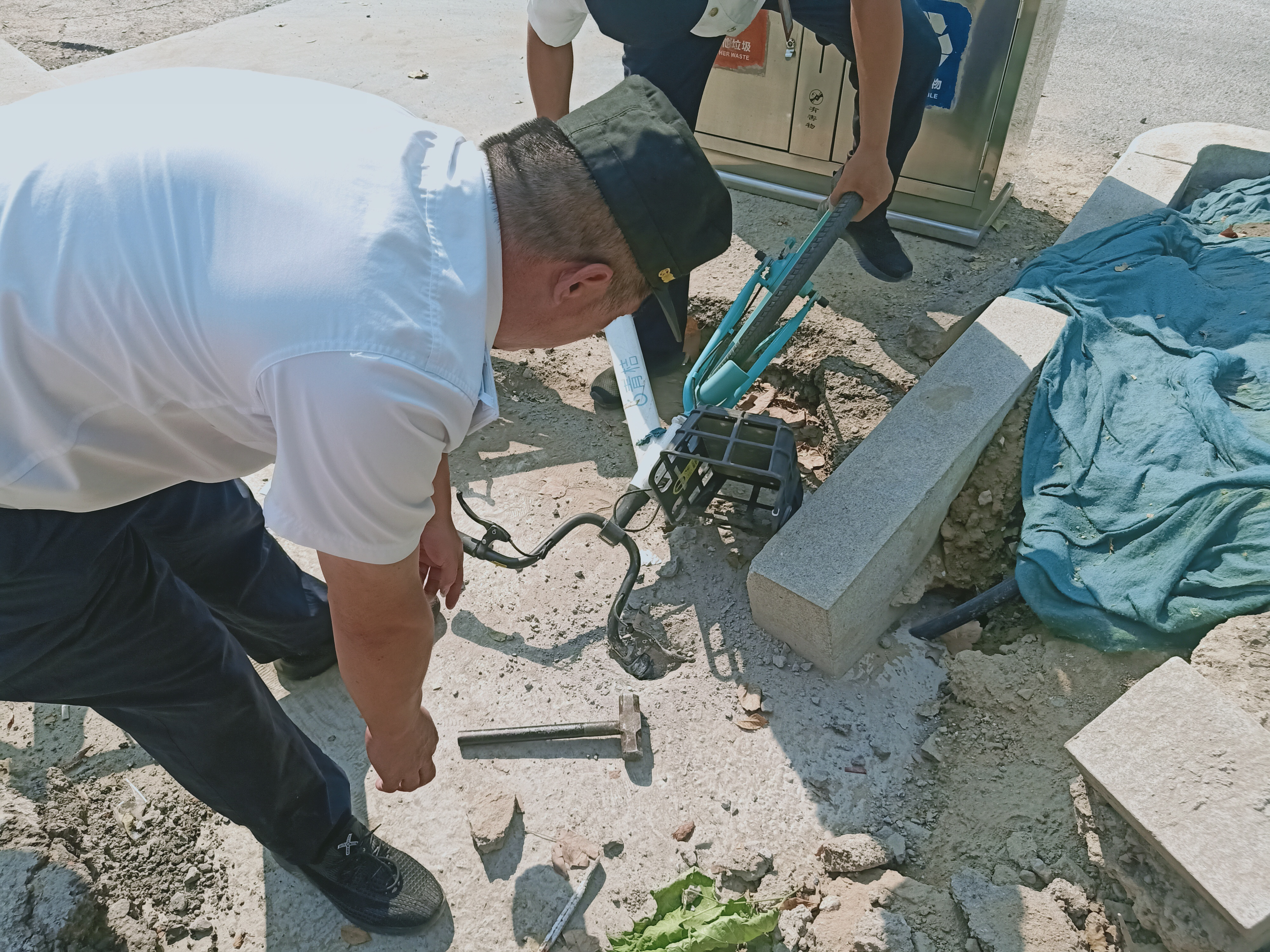 |施工方真粗心，共享单车竟被“铸入”混凝土中