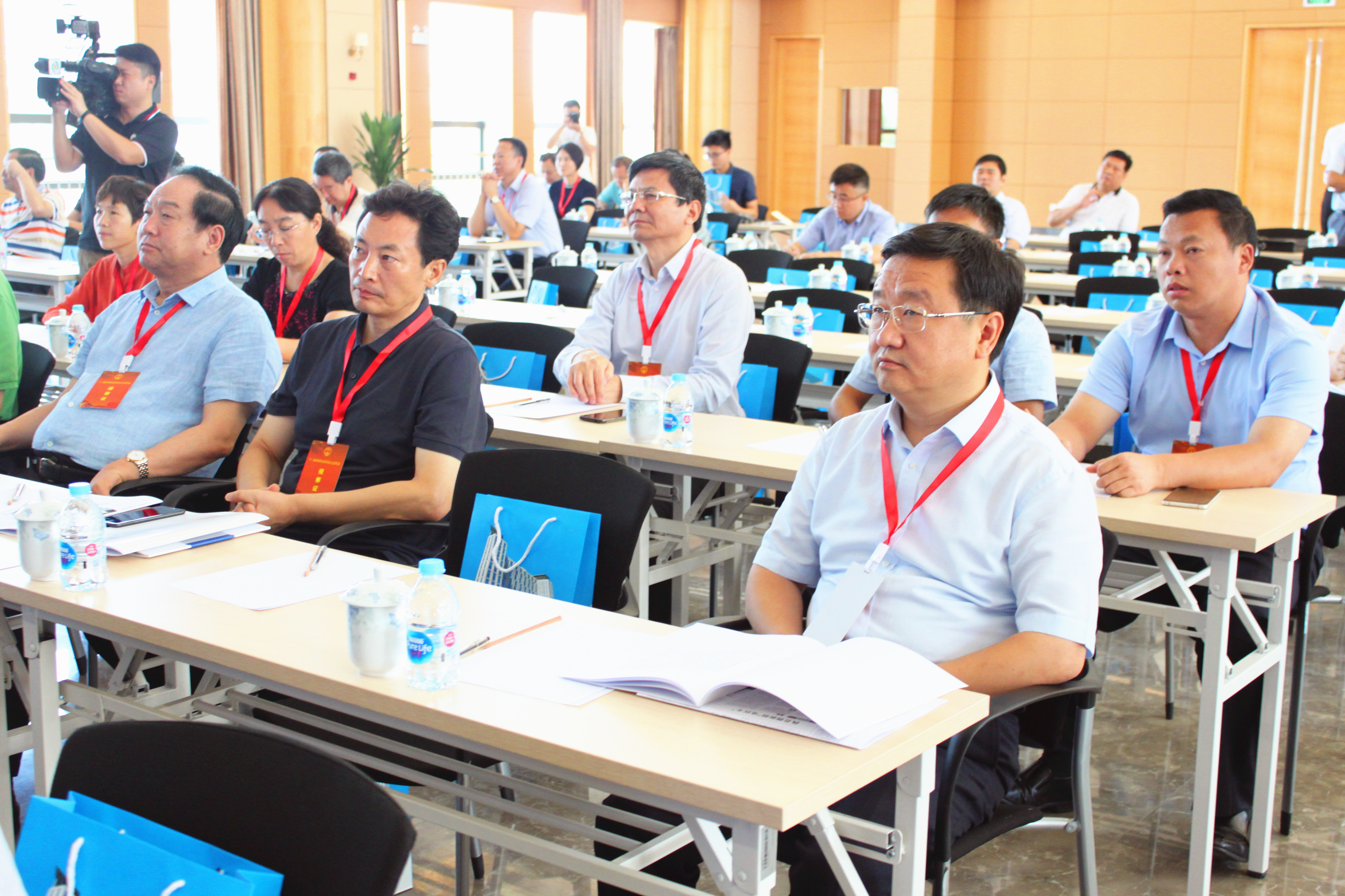 驻豫全国人大代表赴郑调研--打造河南本土阿里