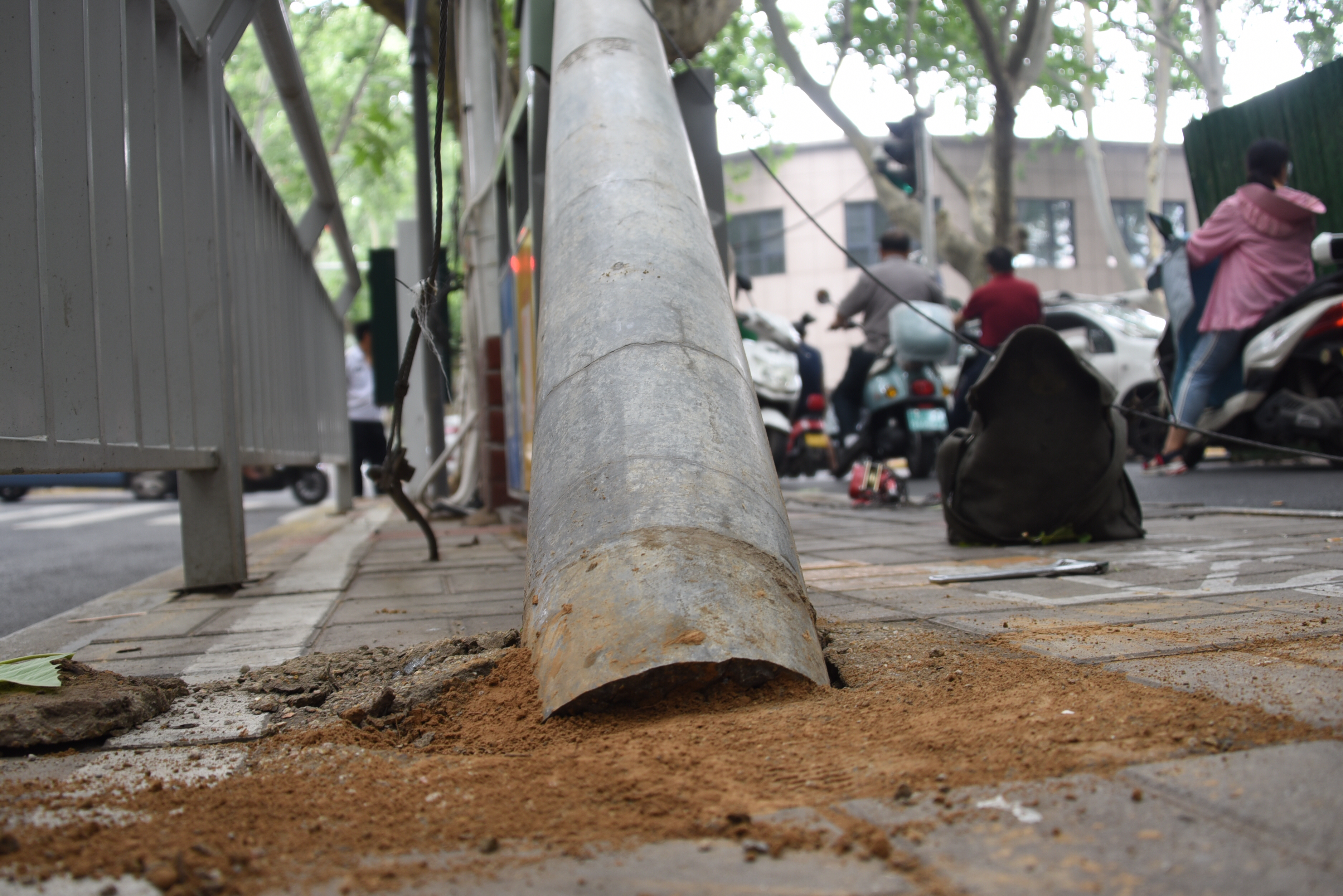 交通|旅游大巴挂落电缆线导致交通堵塞，一群人忙活仨小时才恢复畅通