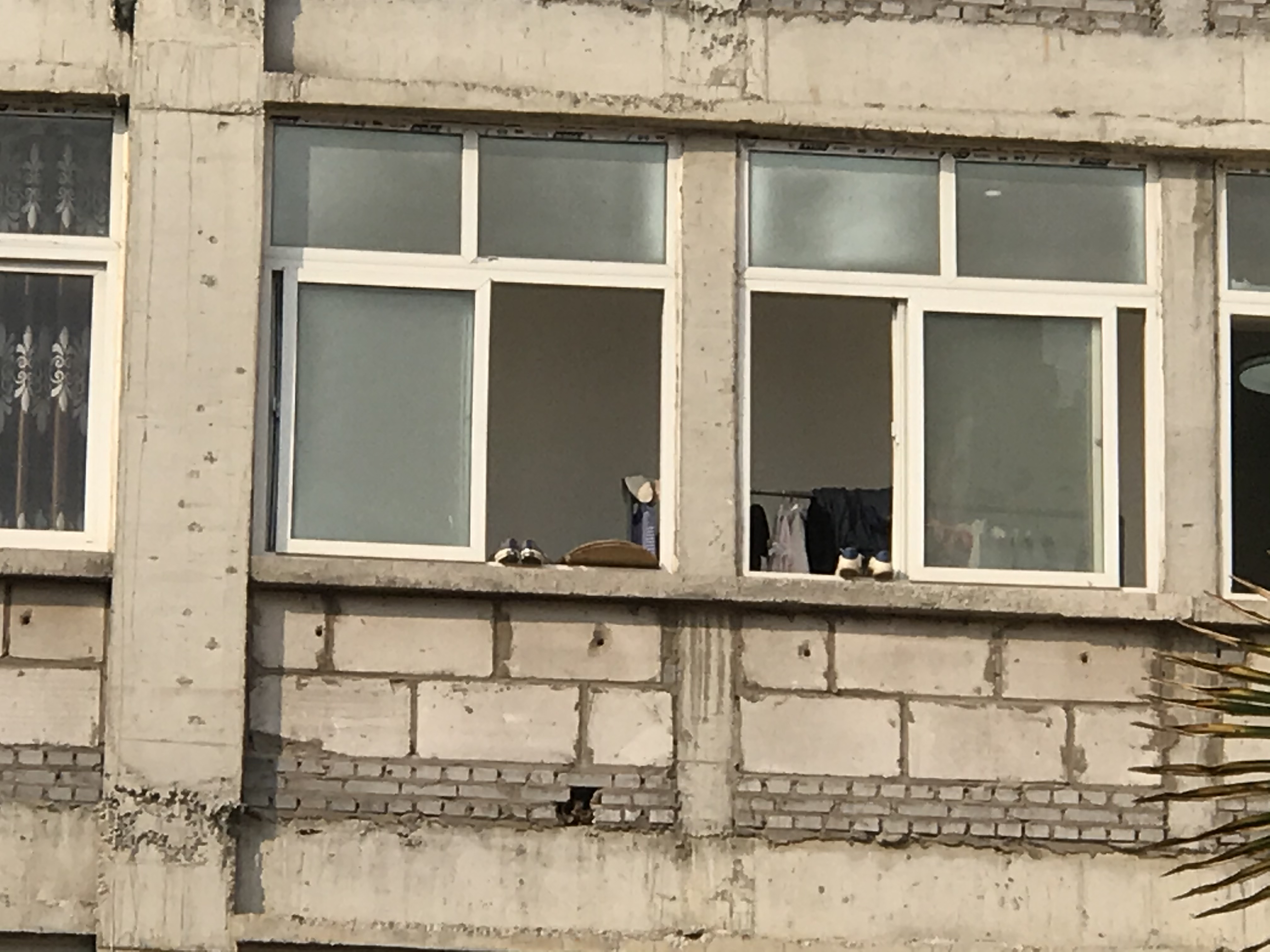 生产车间改成商铺公寓 郑州高新区黄河化工厂一处违建存在3年却没人拆除