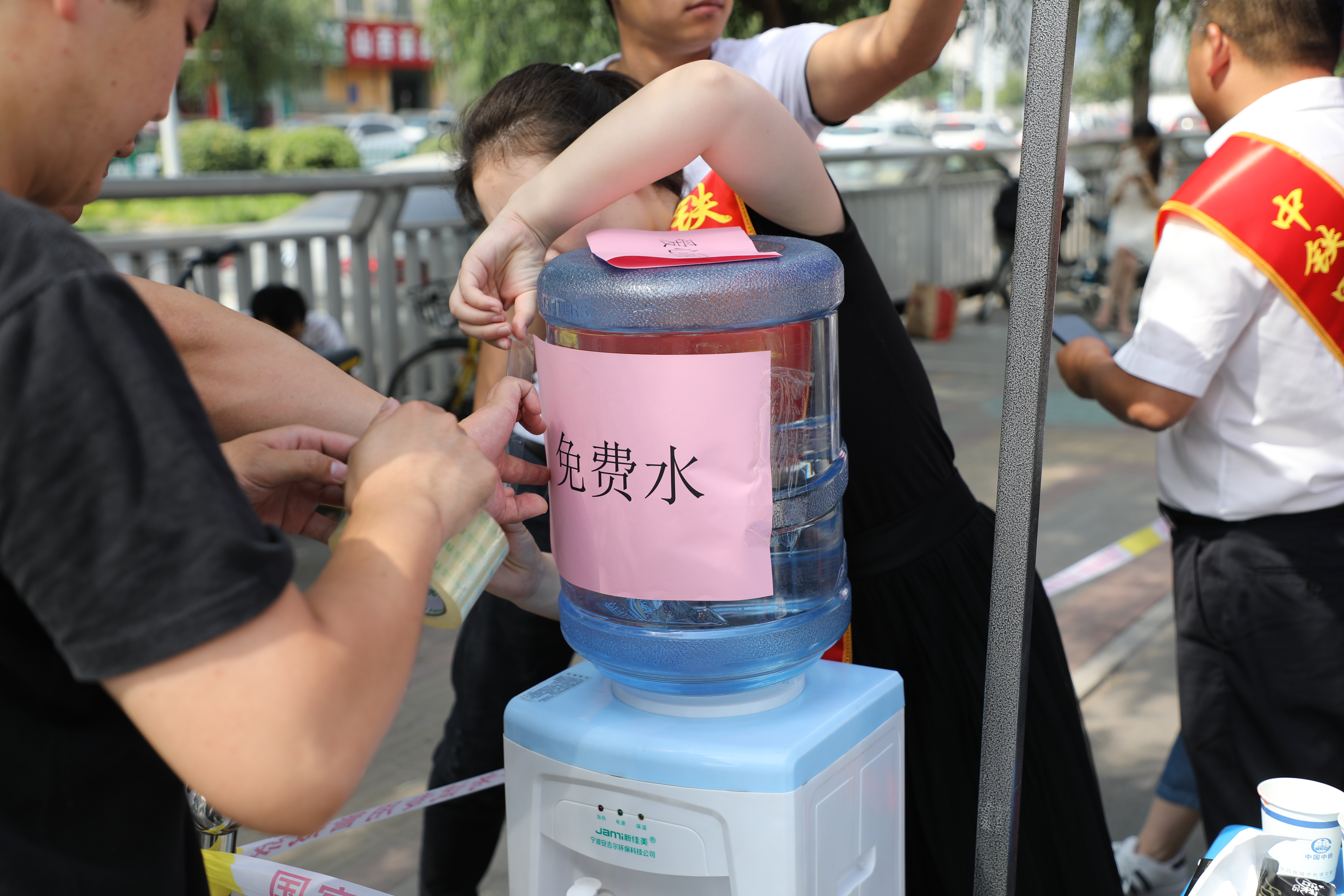 【高考来了】高考点的志愿者们服务多元化 祝