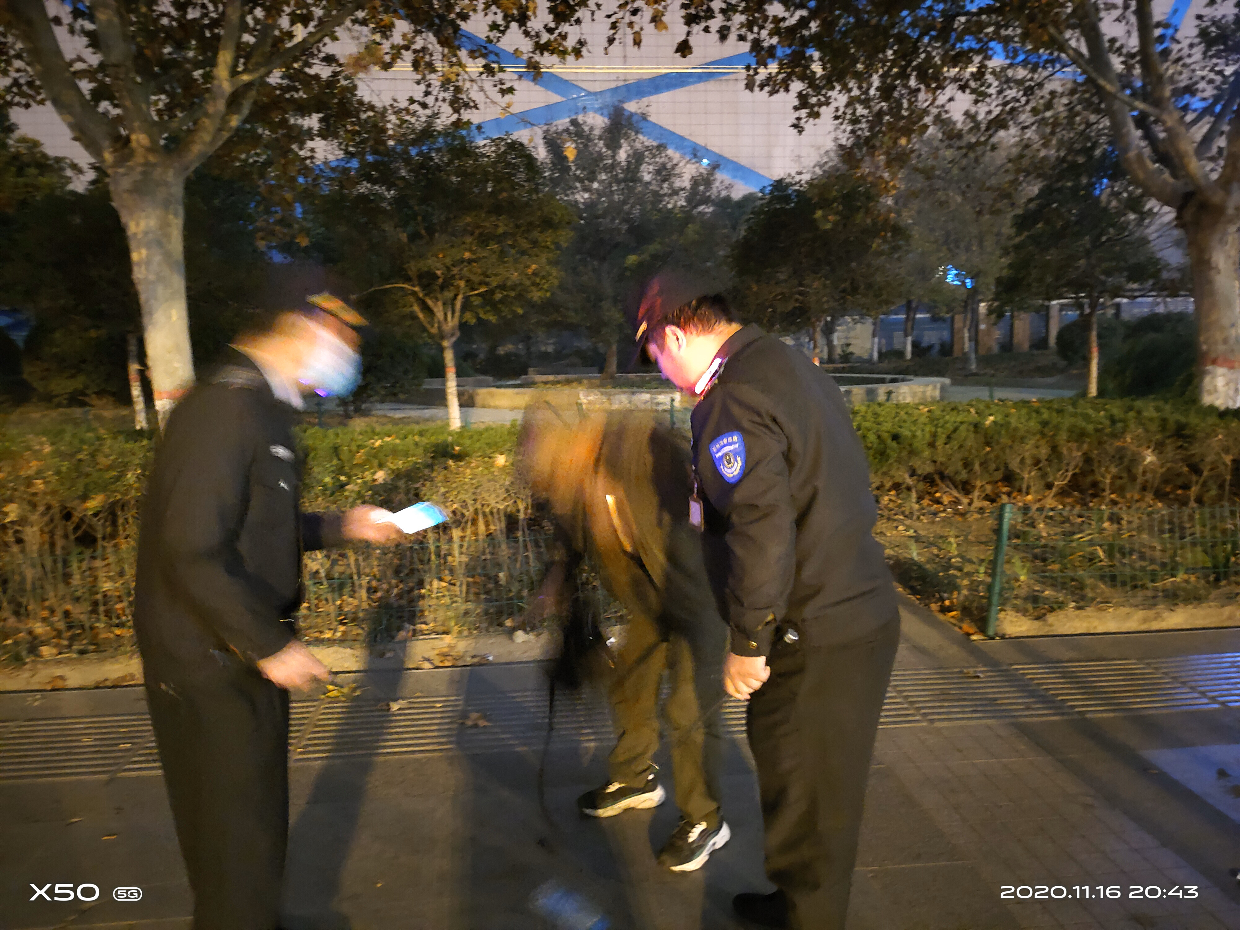 |手机丢了很郁闷，男子喝醉酒晕倒街头