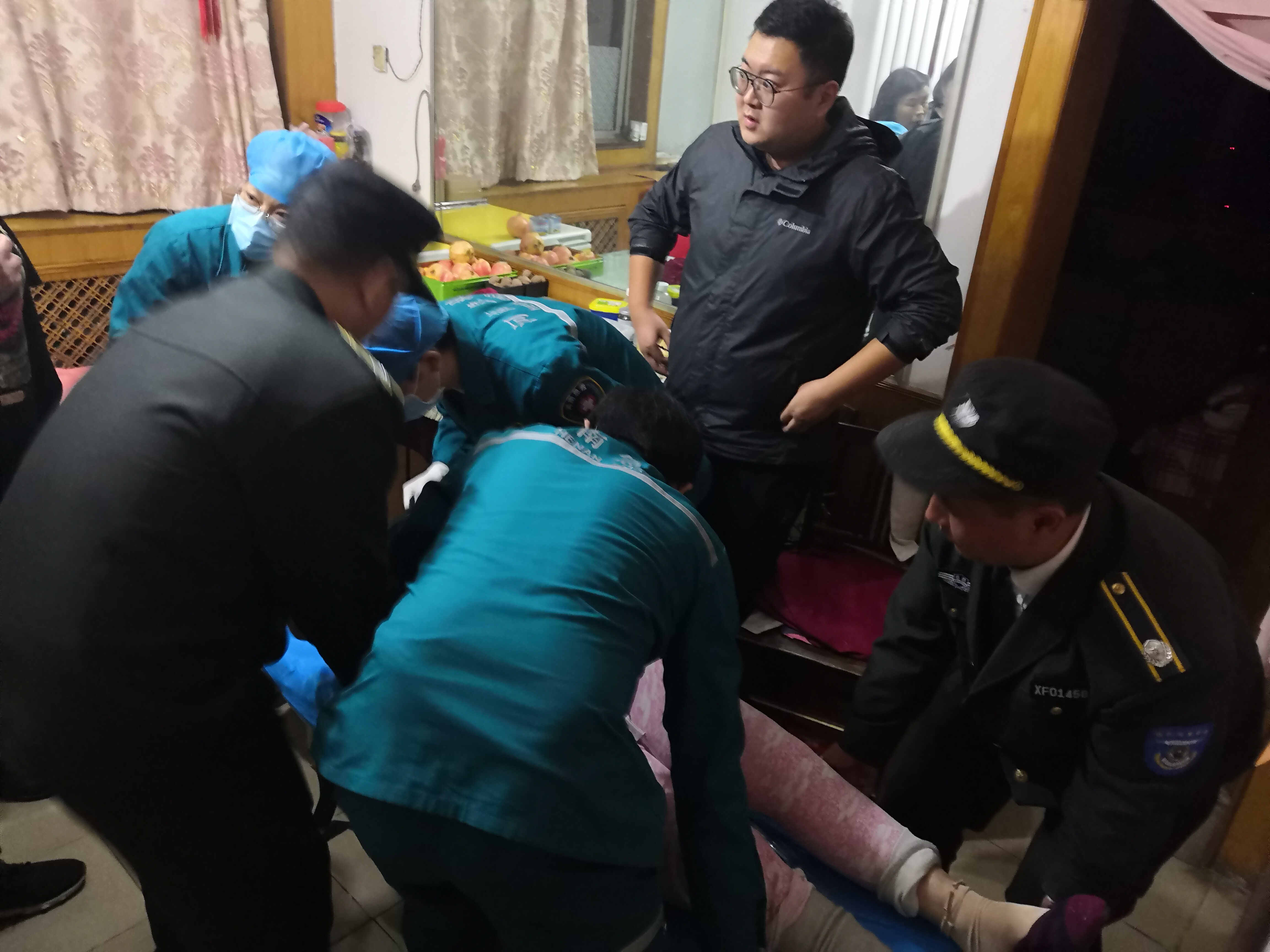 |九旬老人突发急病 热心人赶紧上门施救