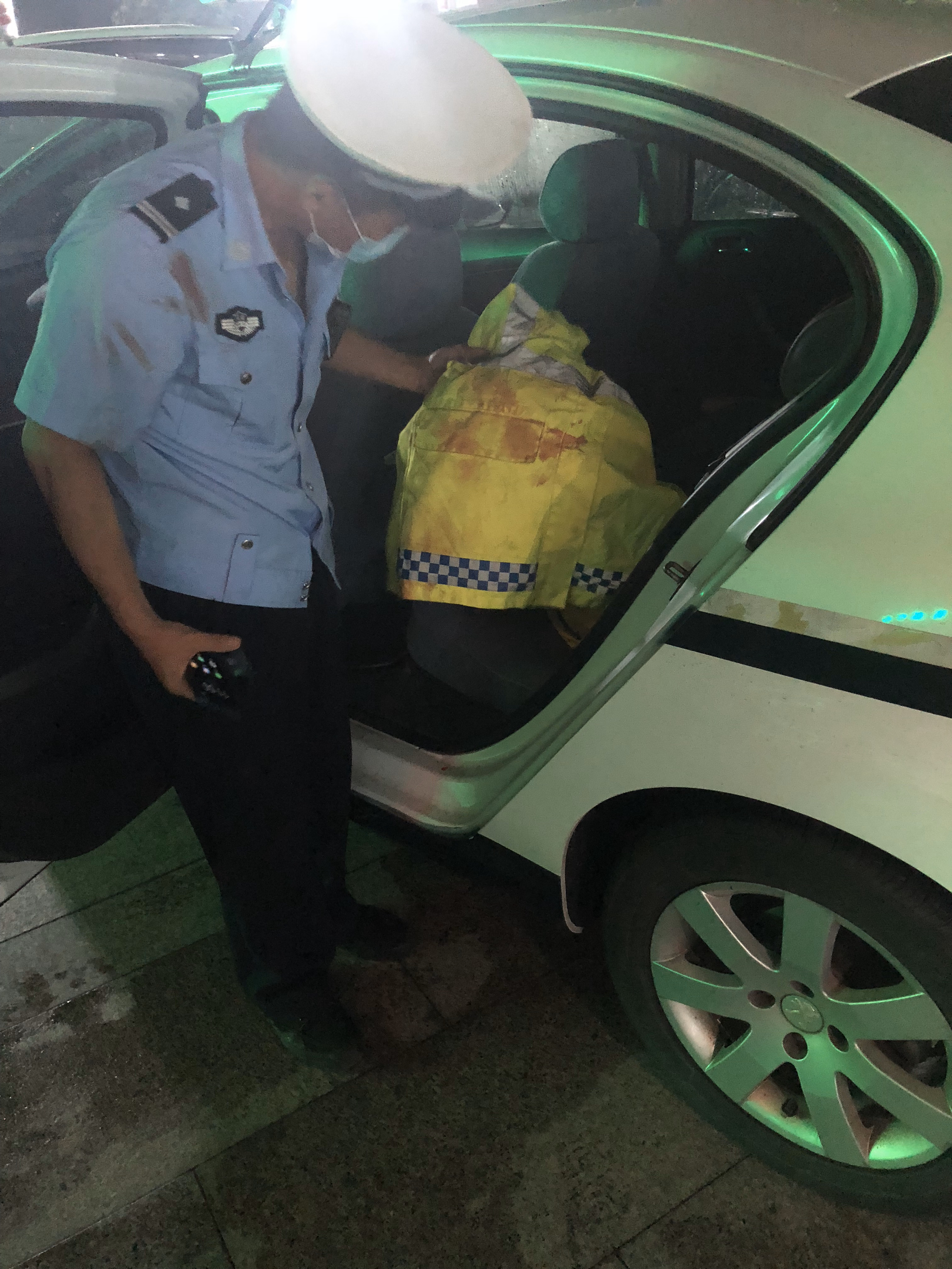 篷布司机盖篷布摔裂右肺，大雨中救人，高速交警一路上嗓子喊哑！