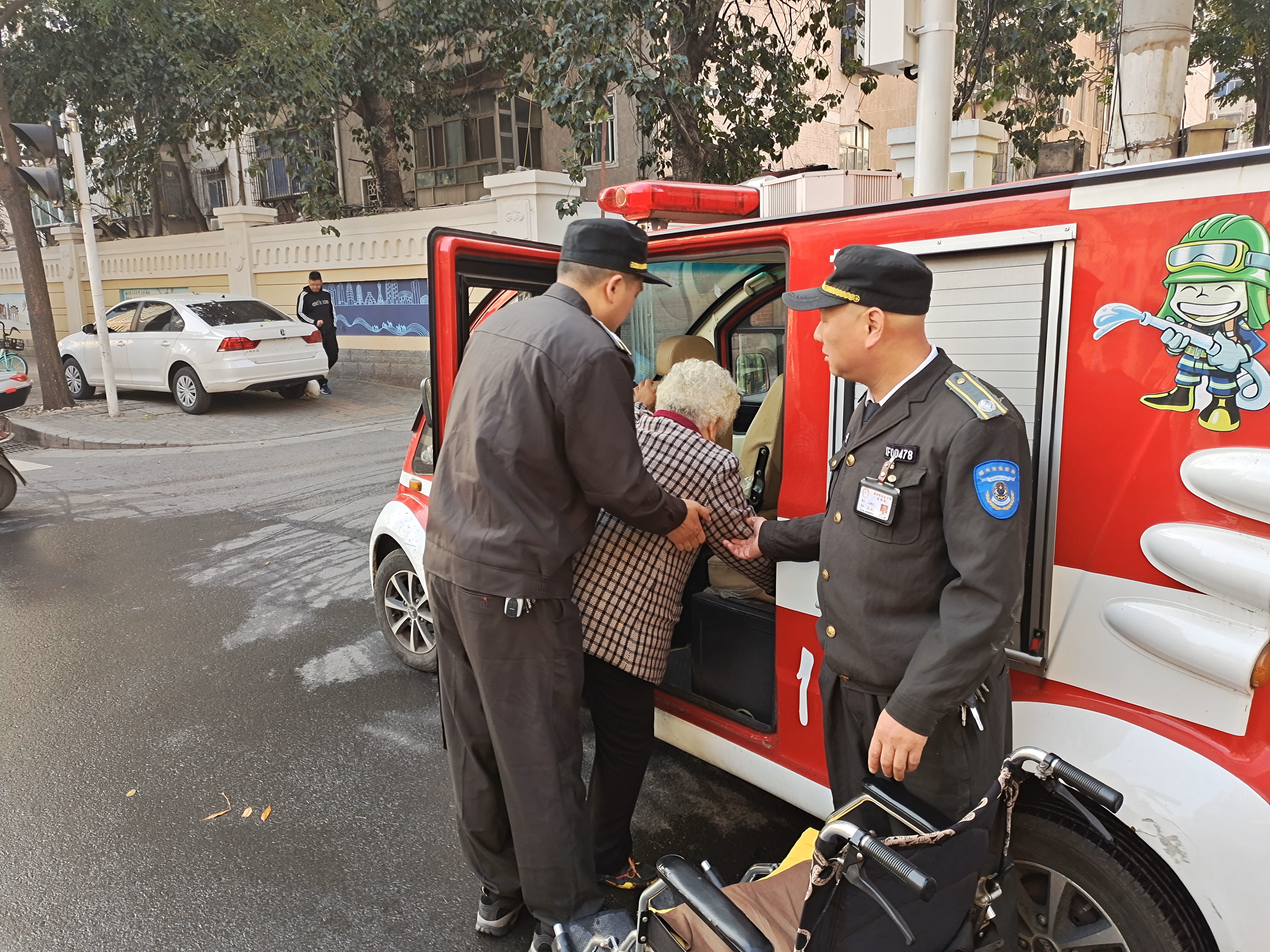 |大妈坐着轮椅去买保健品 途中迷路被热心人送回家