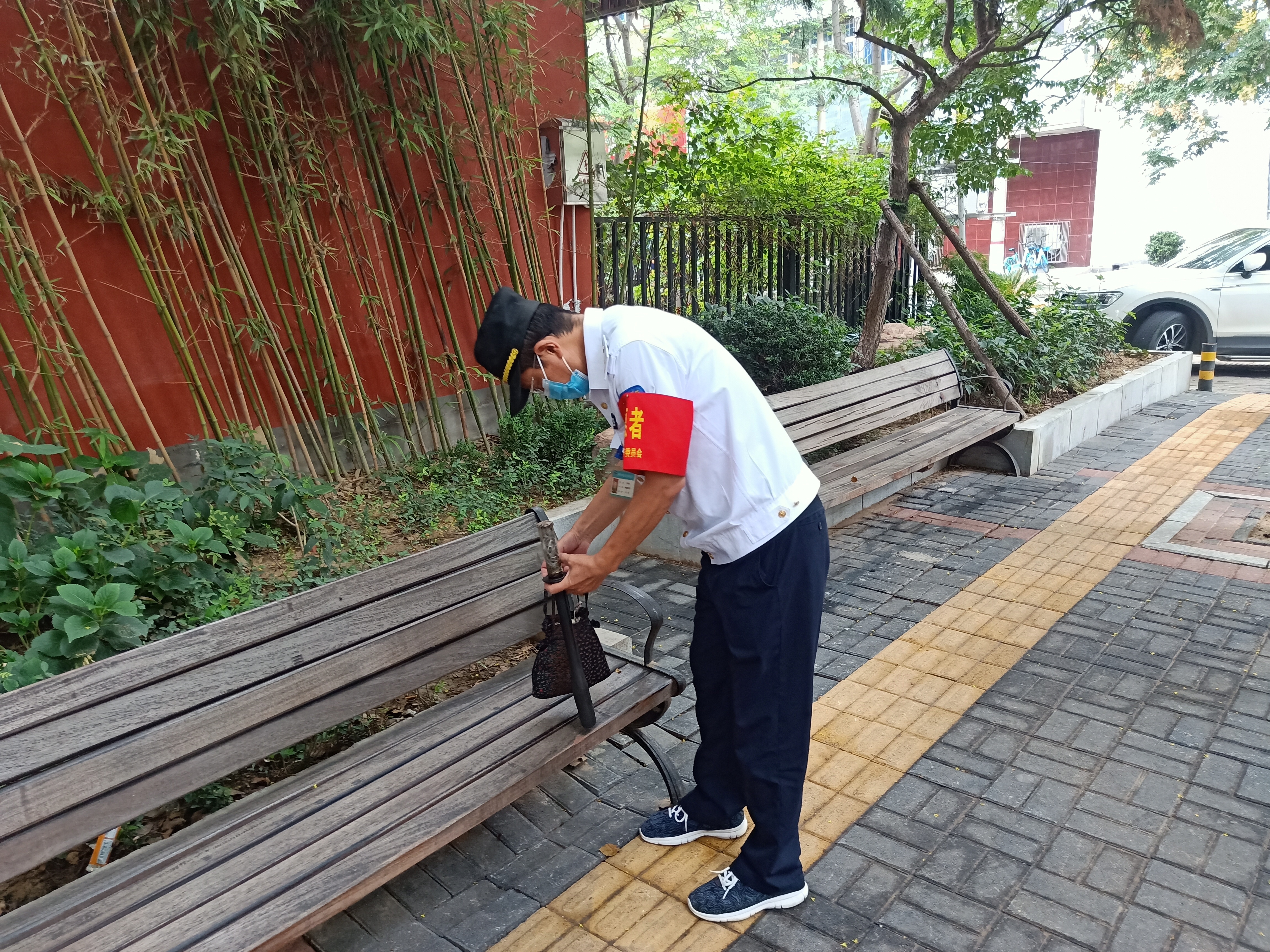 社会万象|热心人在街头长椅上捡个包 失主竟是位九旬老人