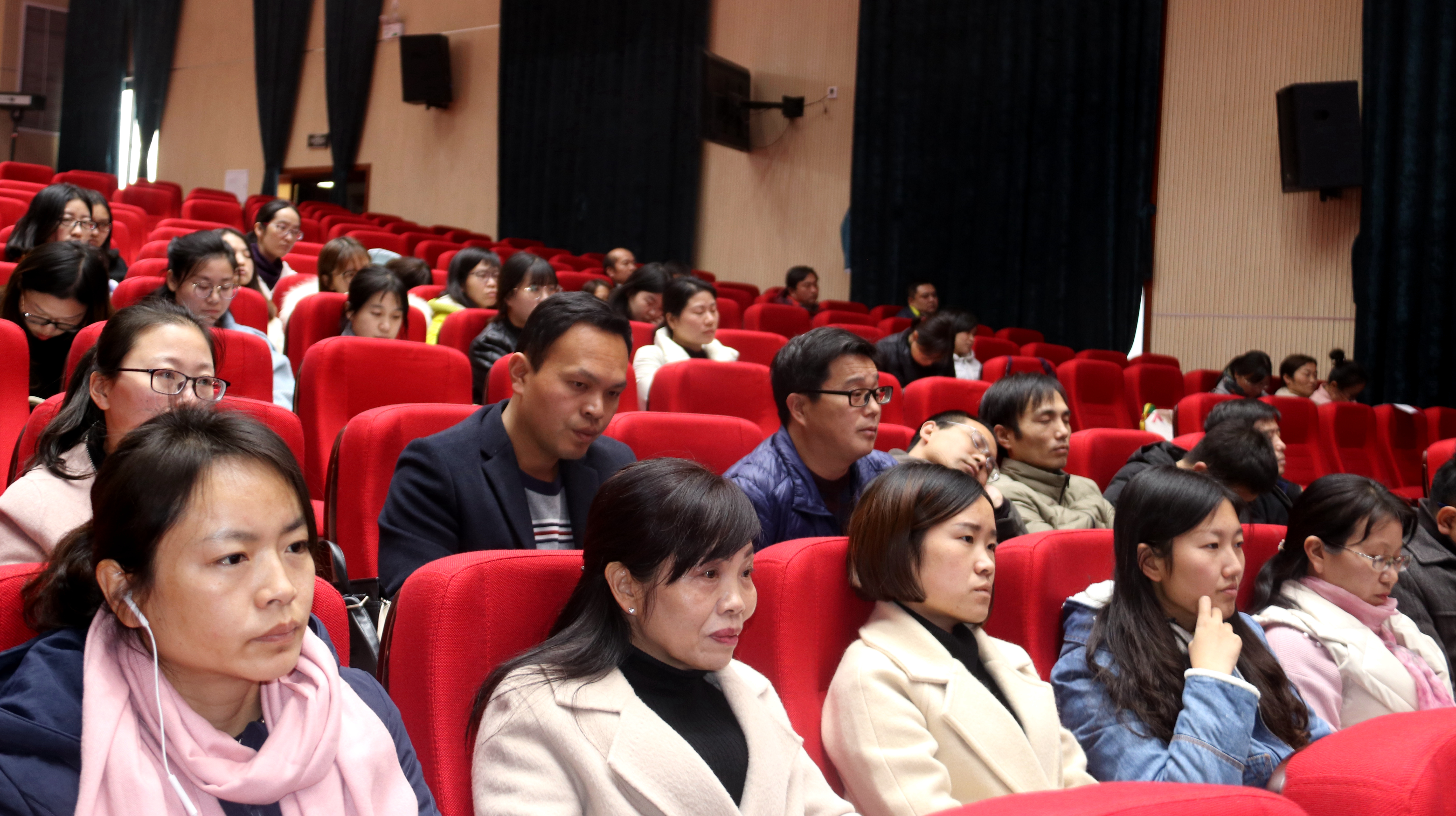 11月18日下午,郑州二十九中特邀北京四中优秀青年专家方芳老师做了题
