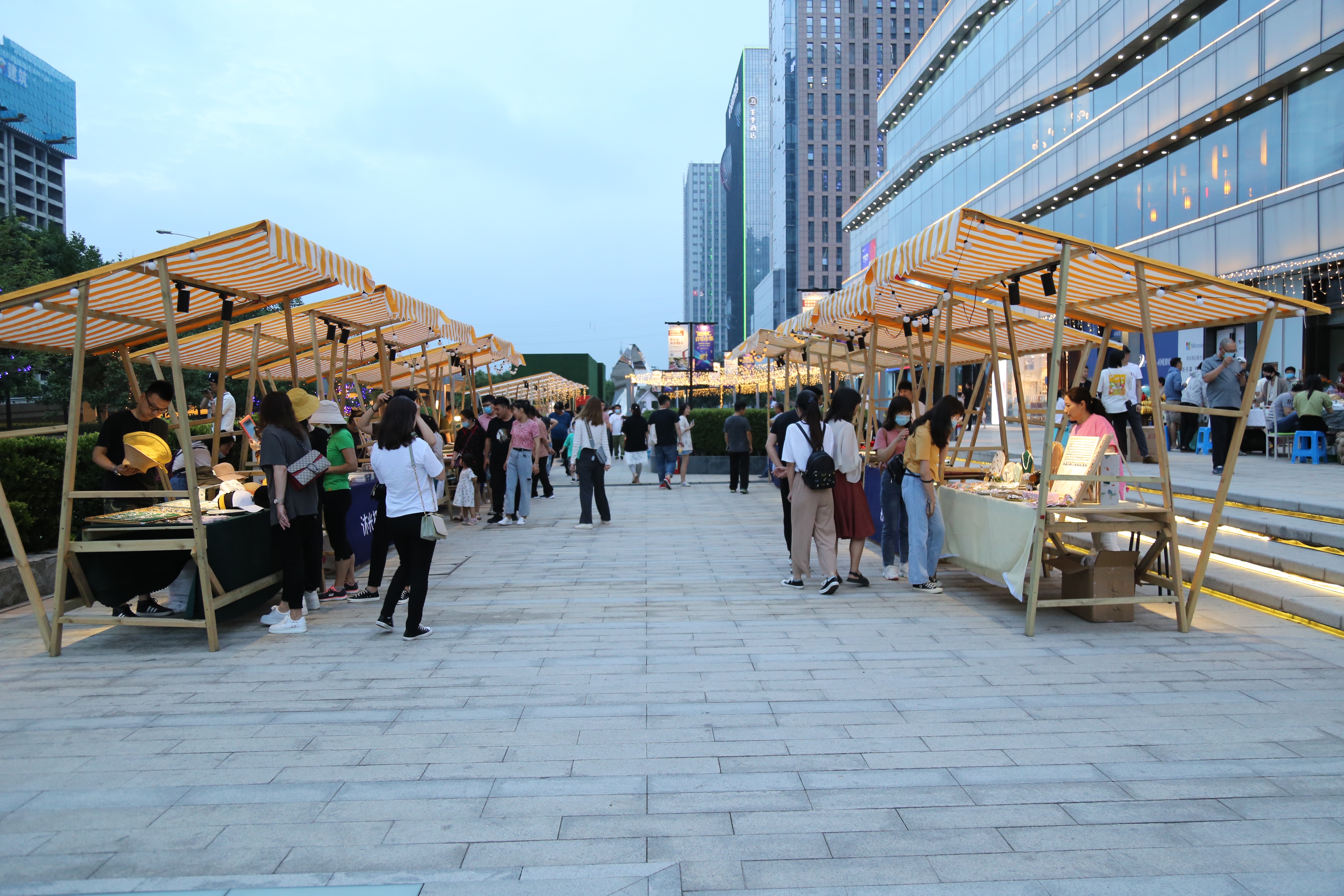 音乐集市启幕亮灯夜经济有新玩法商都路办事处举行汇艺银河里夜经济