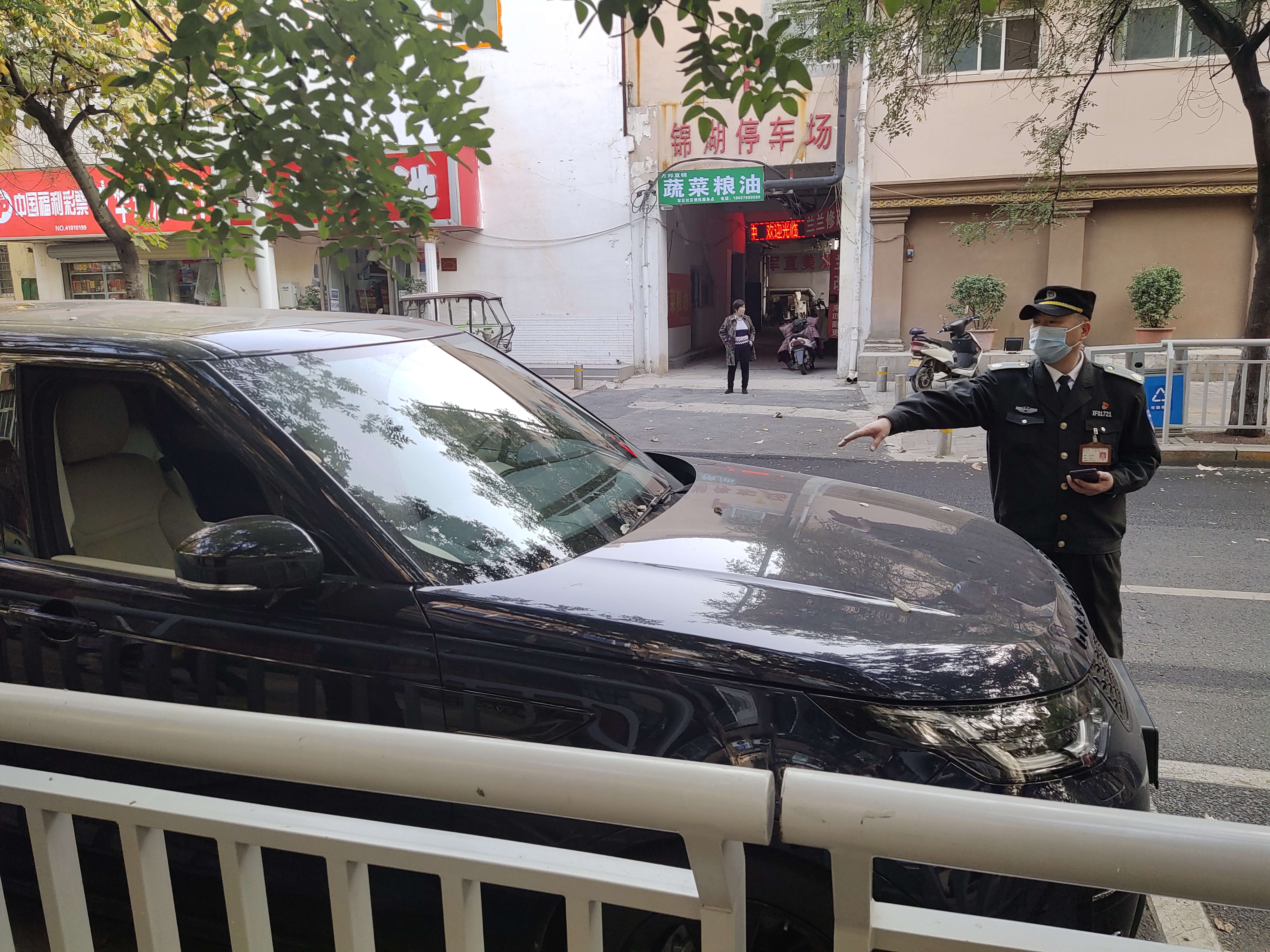 |路虎车主急着探望病人，车窗忘关手机忘拿，热心人犯难了……