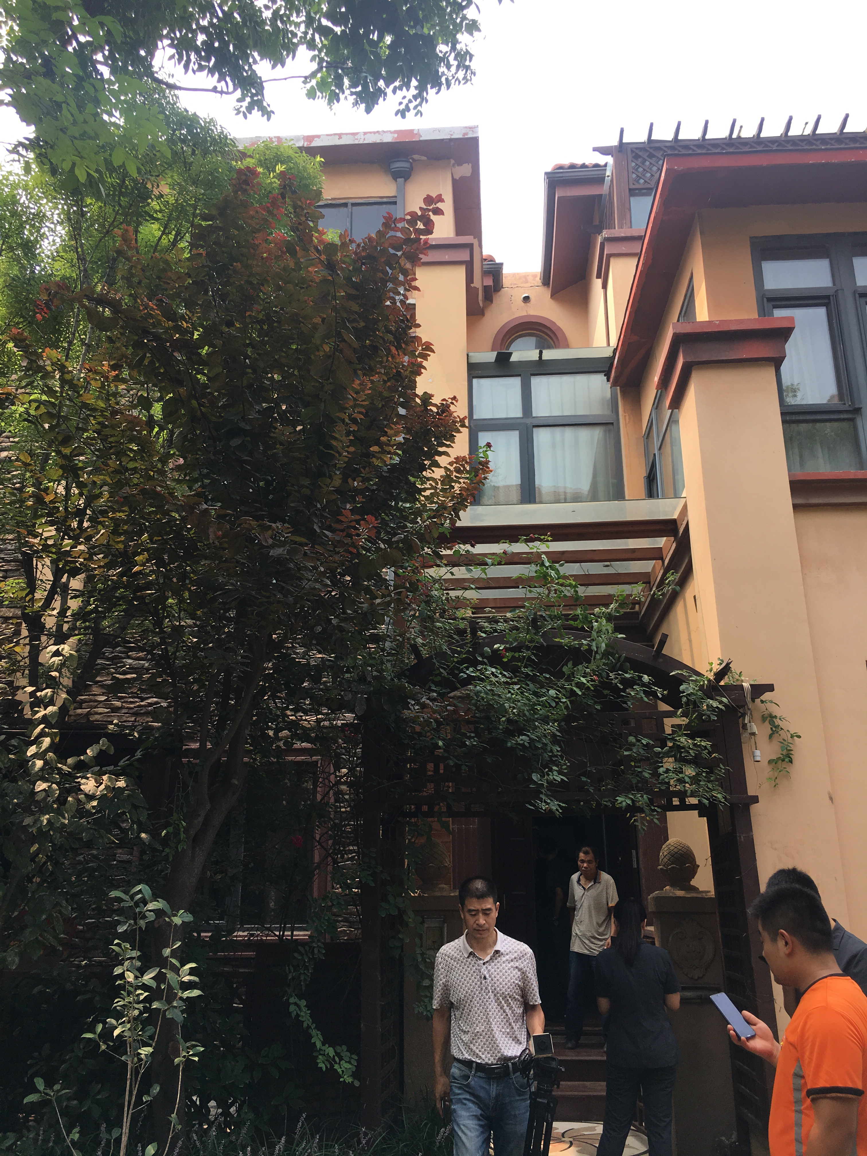 随后,记者跟随执行干警对整栋别墅进行了查看,别墅位于郑州市惠济区