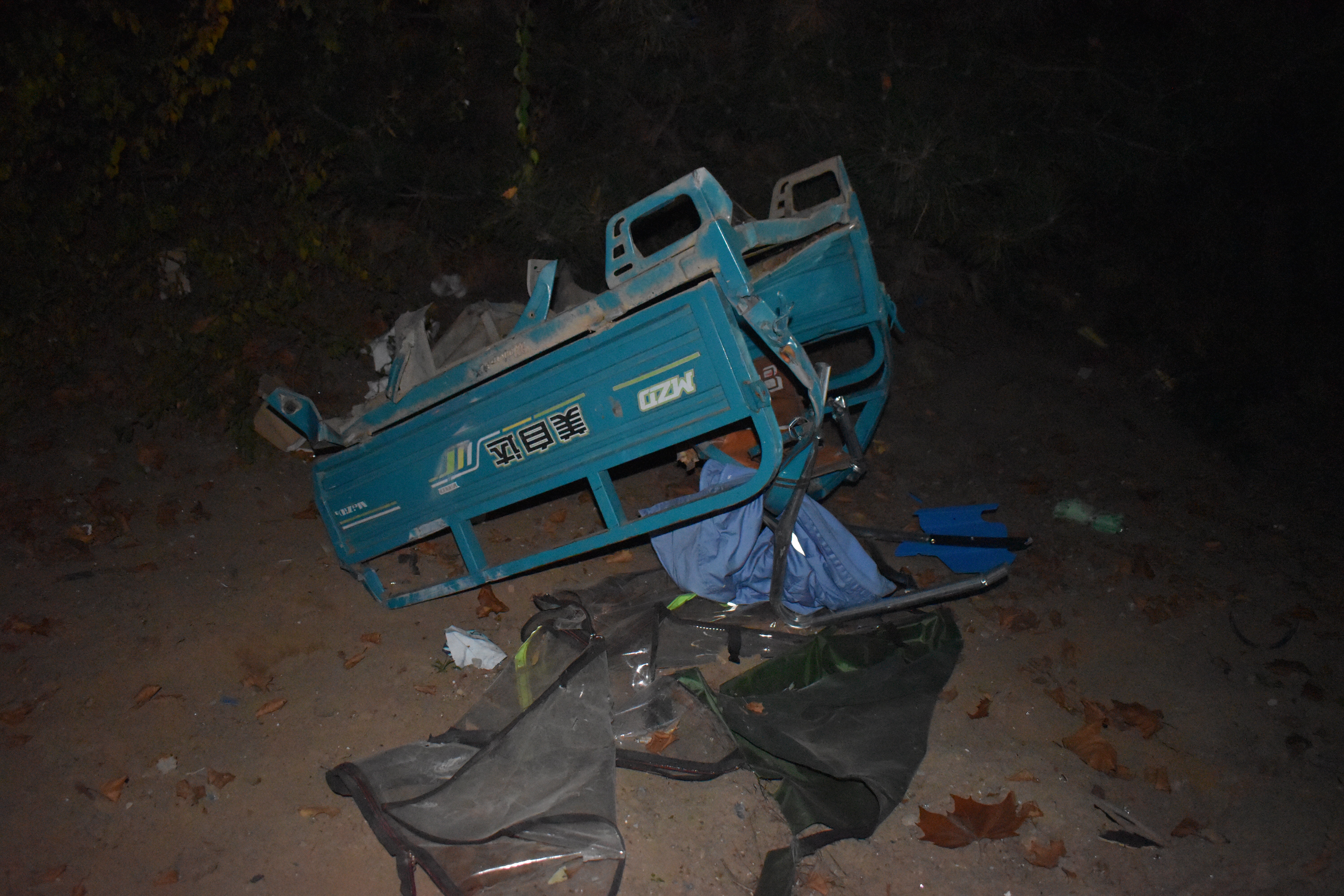 |小货车撞翻三轮车逃逸 热心市民报警追赶