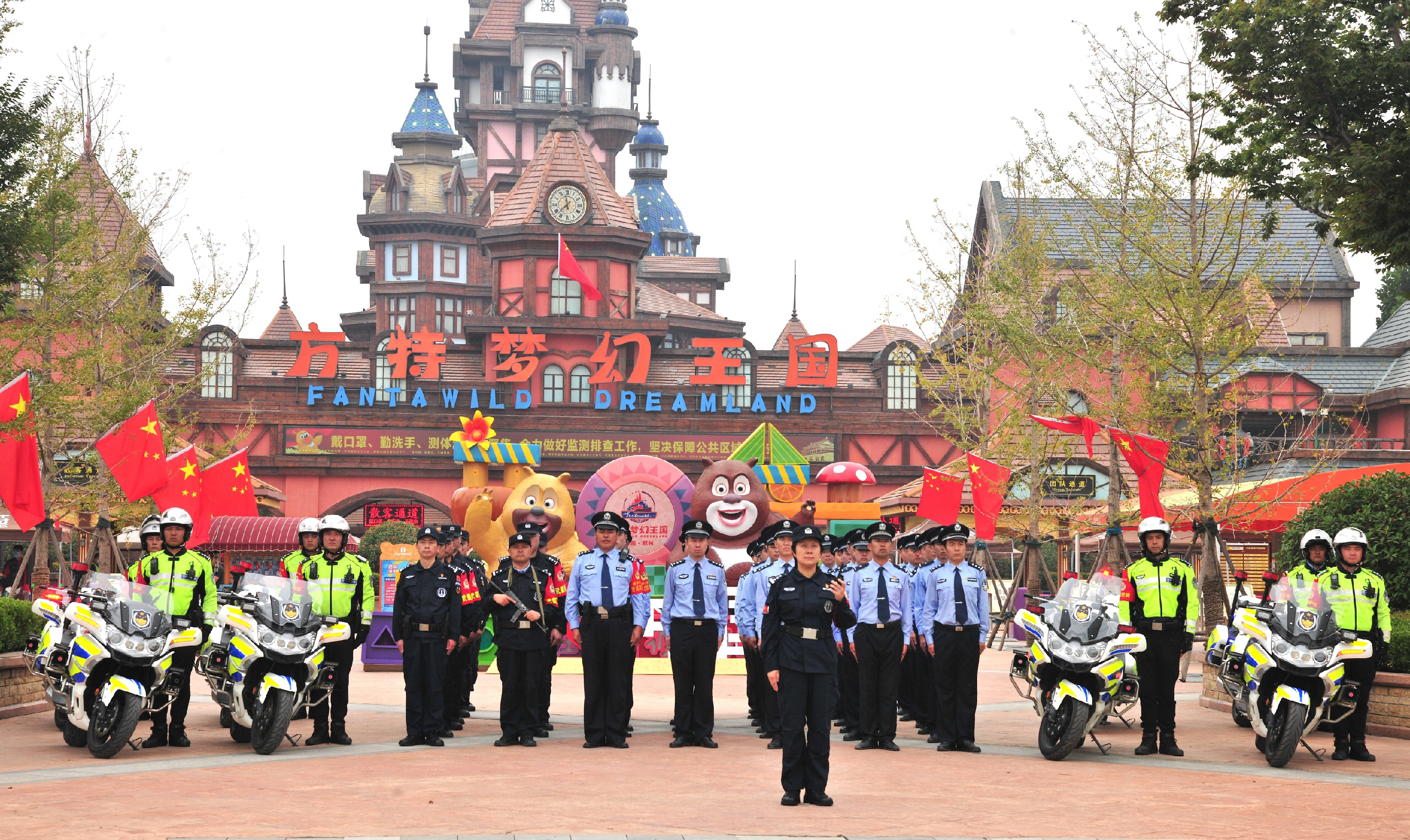 |女局长带队开展武装巡逻 ，中牟警方双节期间为群众安全保驾护航