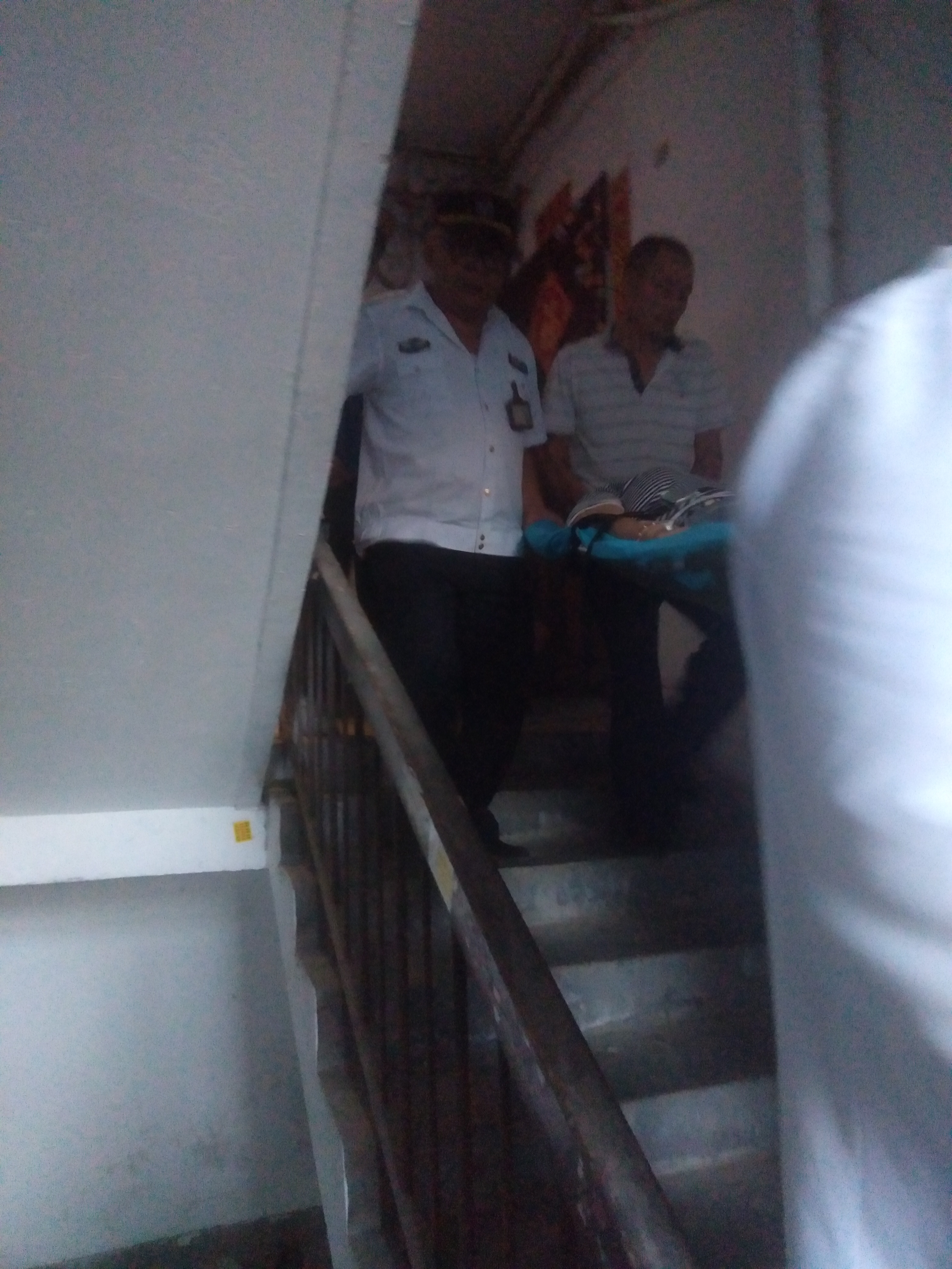 法制|女子在家中突然晕倒急需送医，热心人合力抬下楼