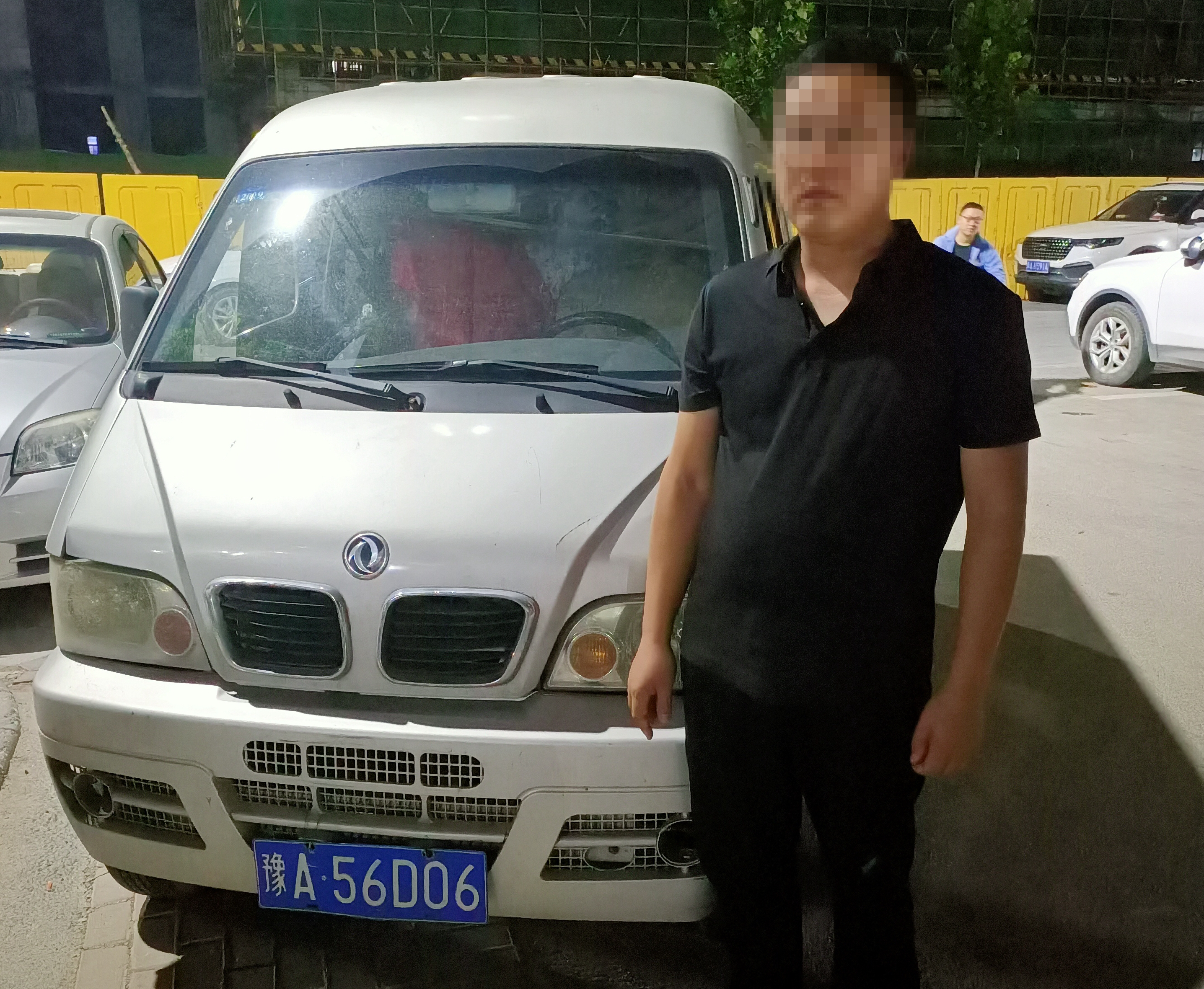 面包车|看看这辆面包车！交警查了半月发现它“肚里”藏着大秘密