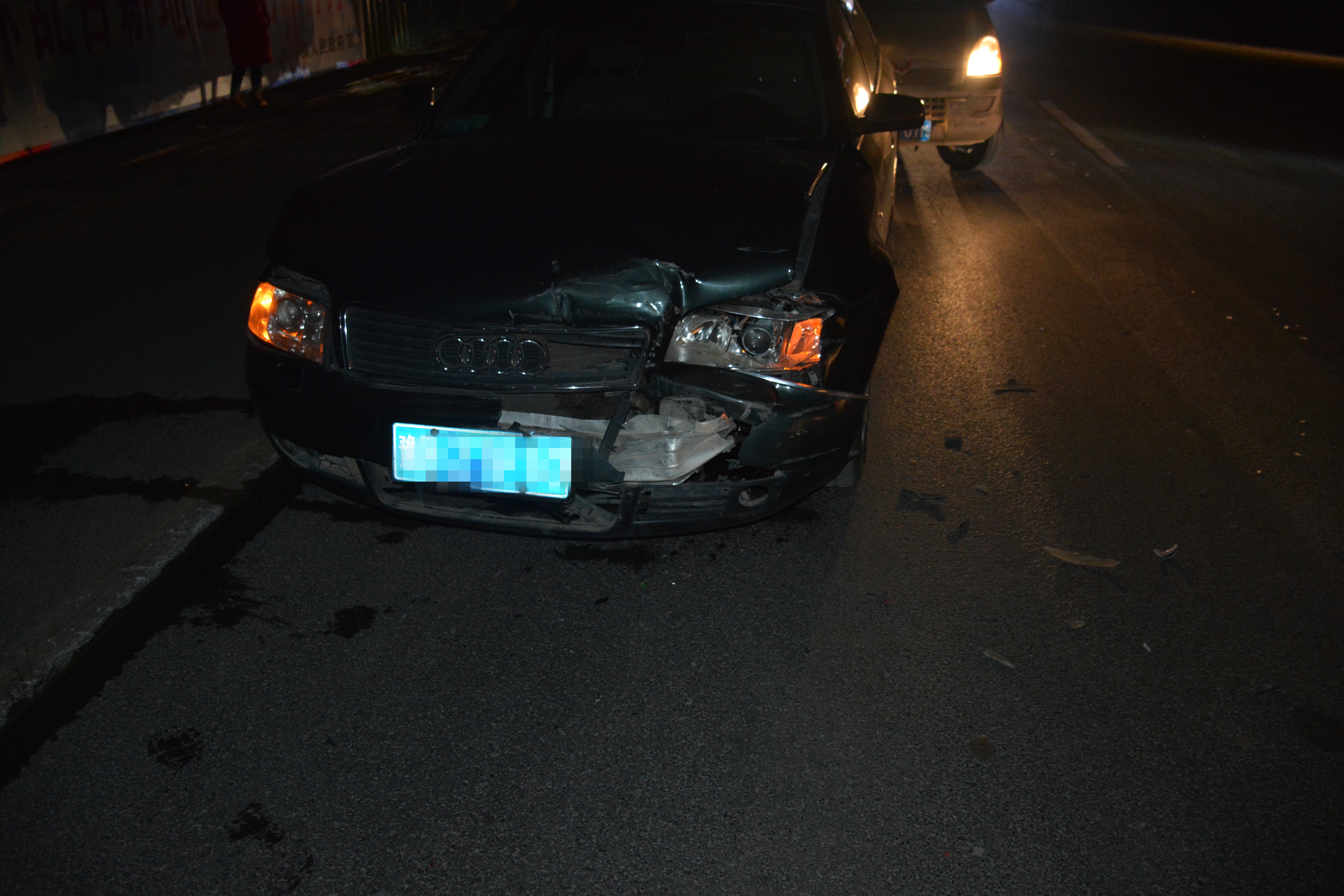 三车夜晚发生连环追尾,其中一司机醉驾,一司机酒驾弃车逃逸