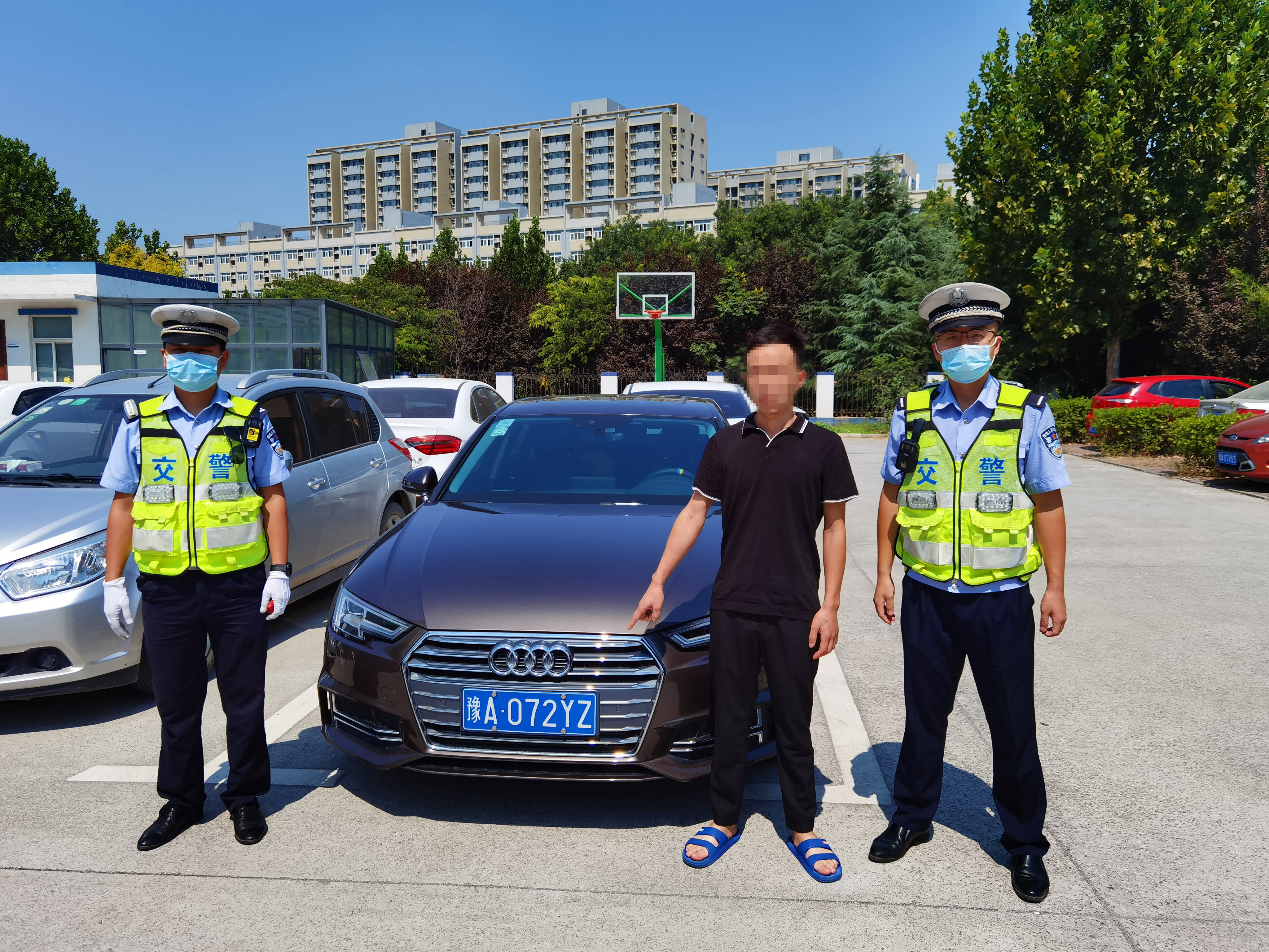 酒驾|司机被交警查出酒驾，猛加油门拖伤交警逃跑走