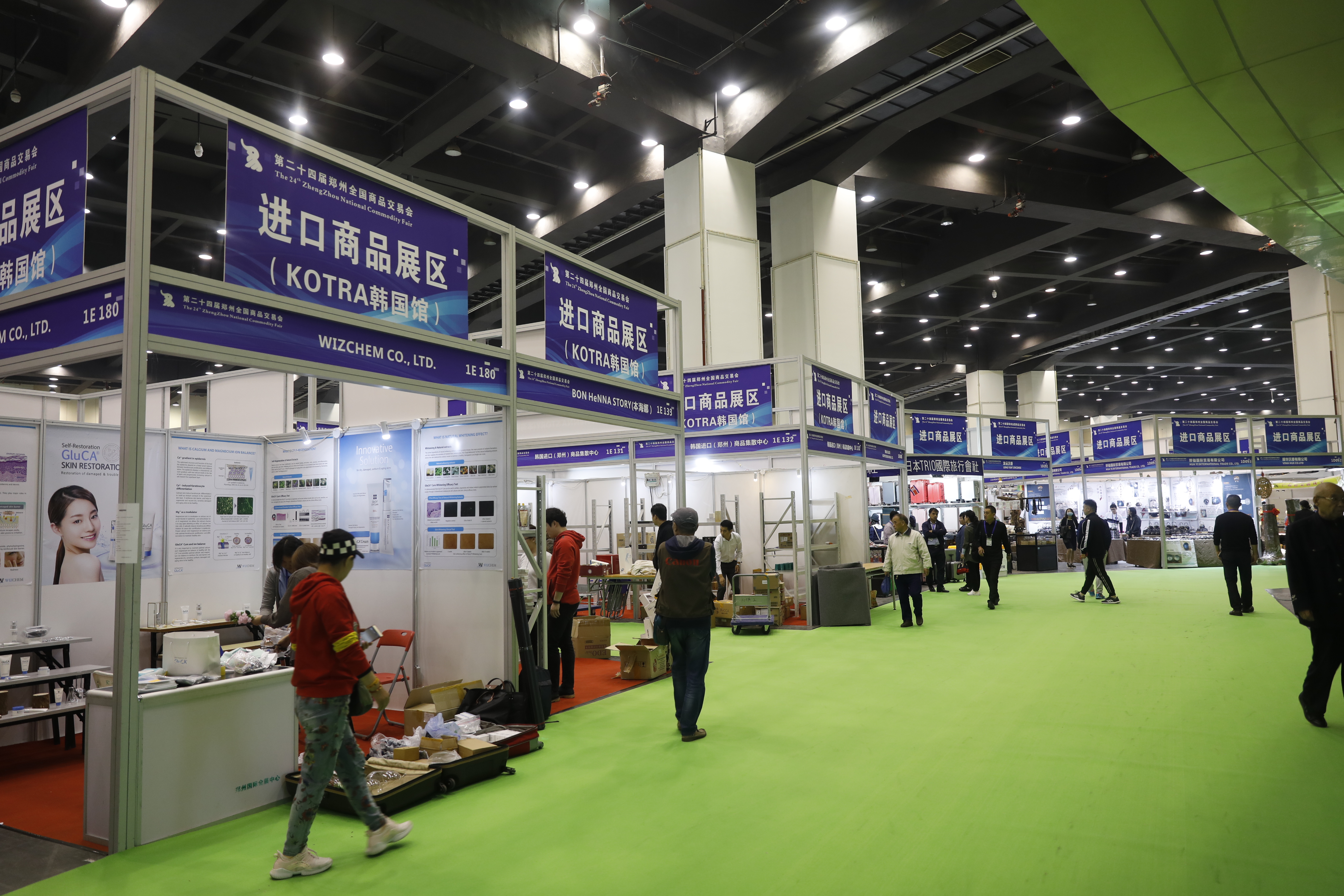 国外的进口工艺品展位.宠物展区的豚鼠,憨态可掬.