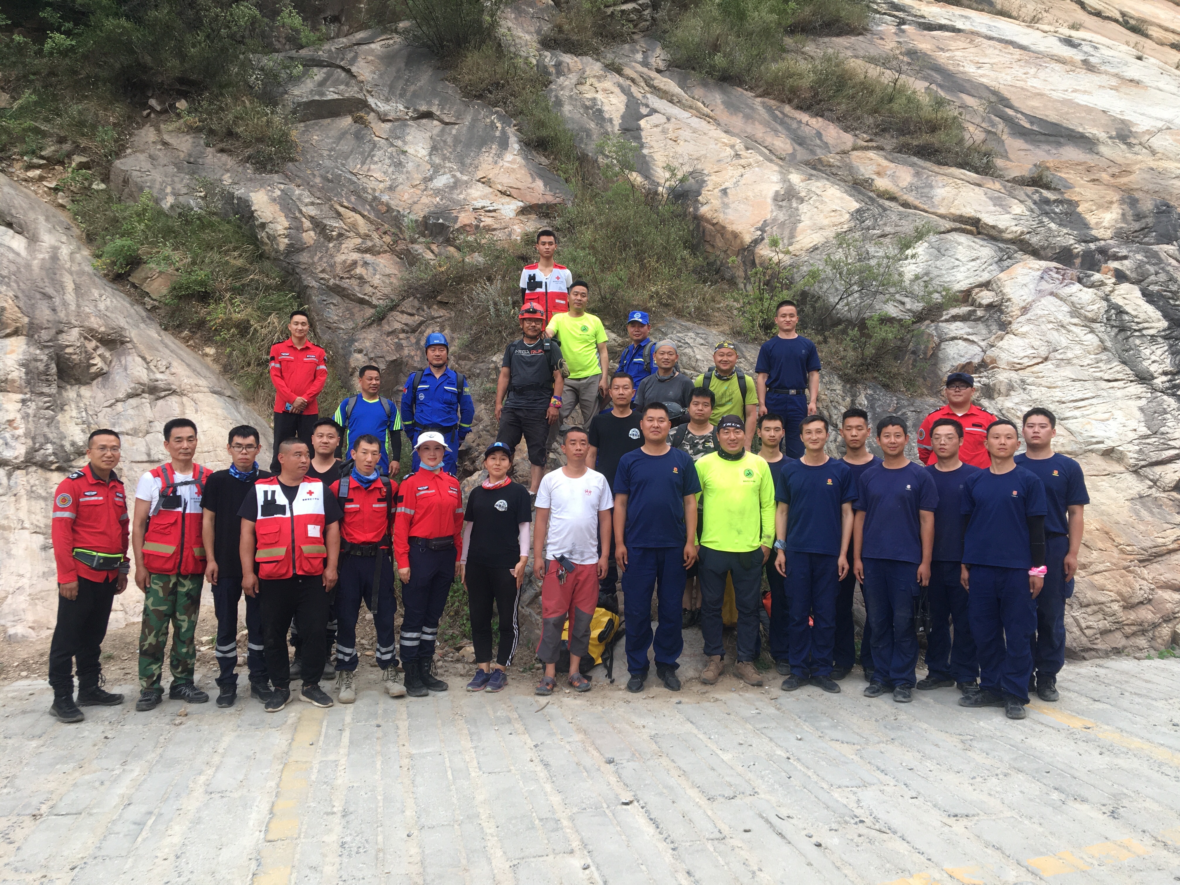 嵩山女子登嵩山坠崖后被树拦下，救援人员紧急营救，6小时后伤者被抬下山