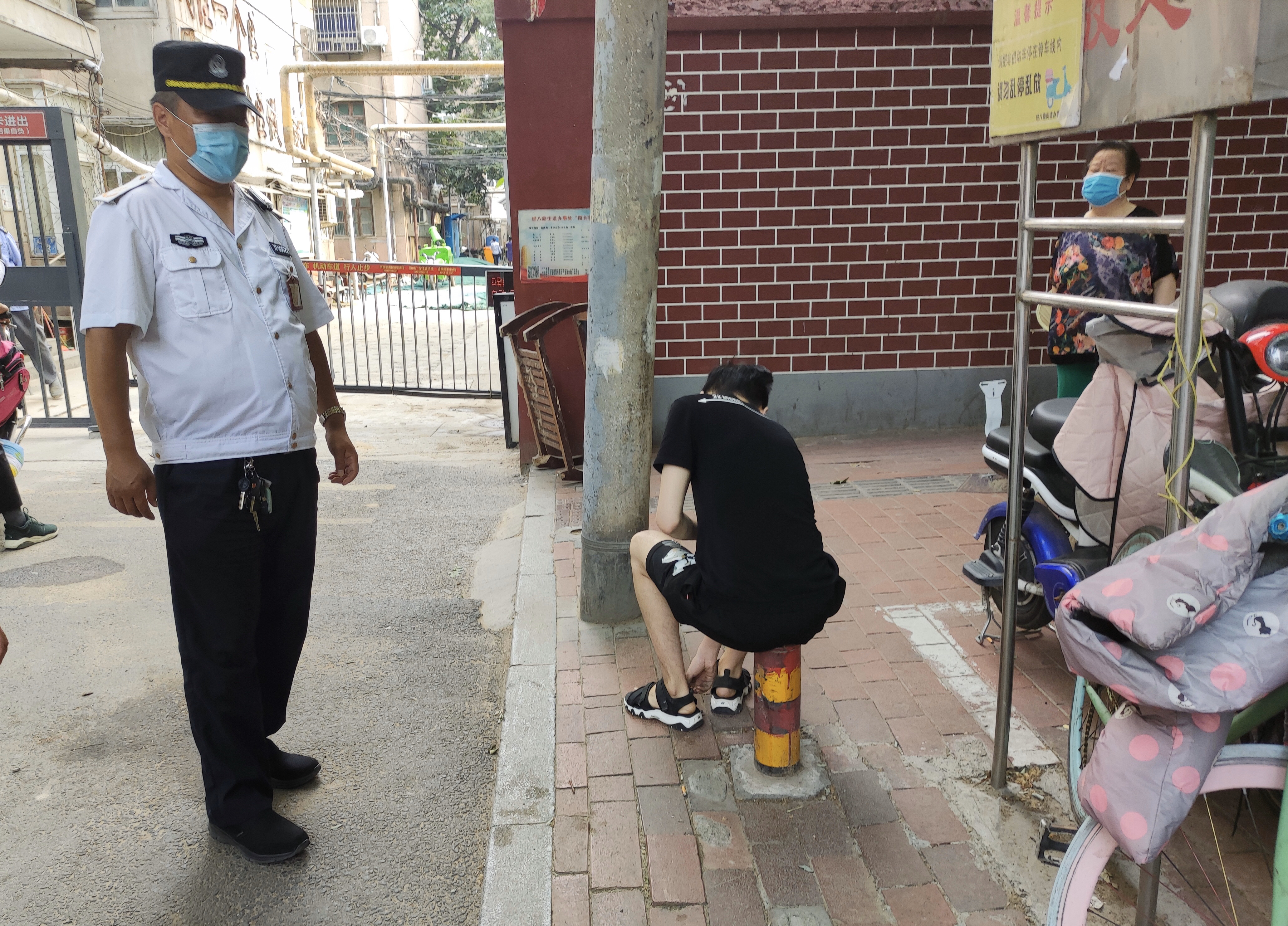 陌生男子正在家里睡觉一陌生男子开门进来，老人惊恐中拽住了对方……