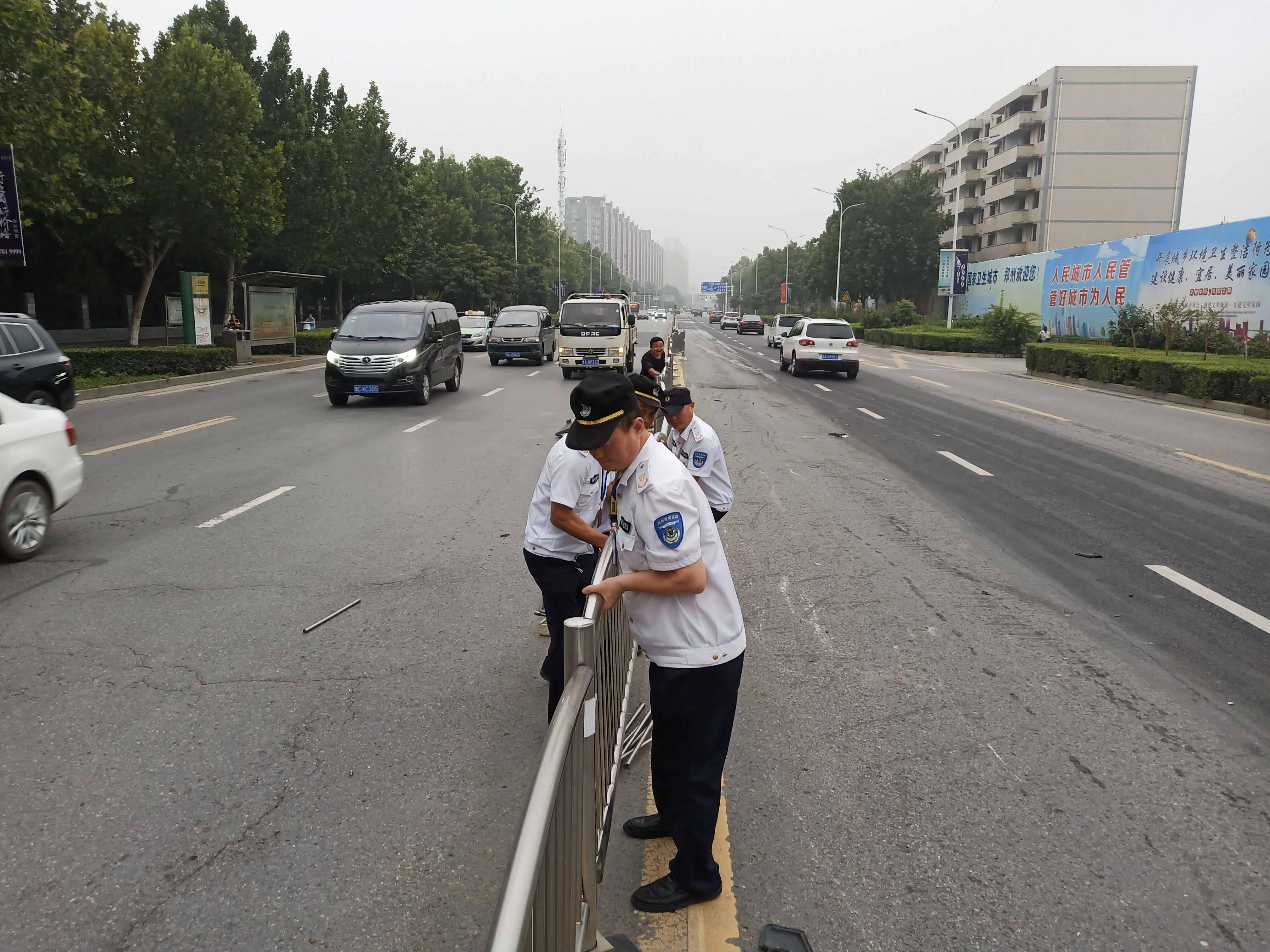 道路护栏|宝马车失控“穿越”隔离护栏，对面越野车遭殃了