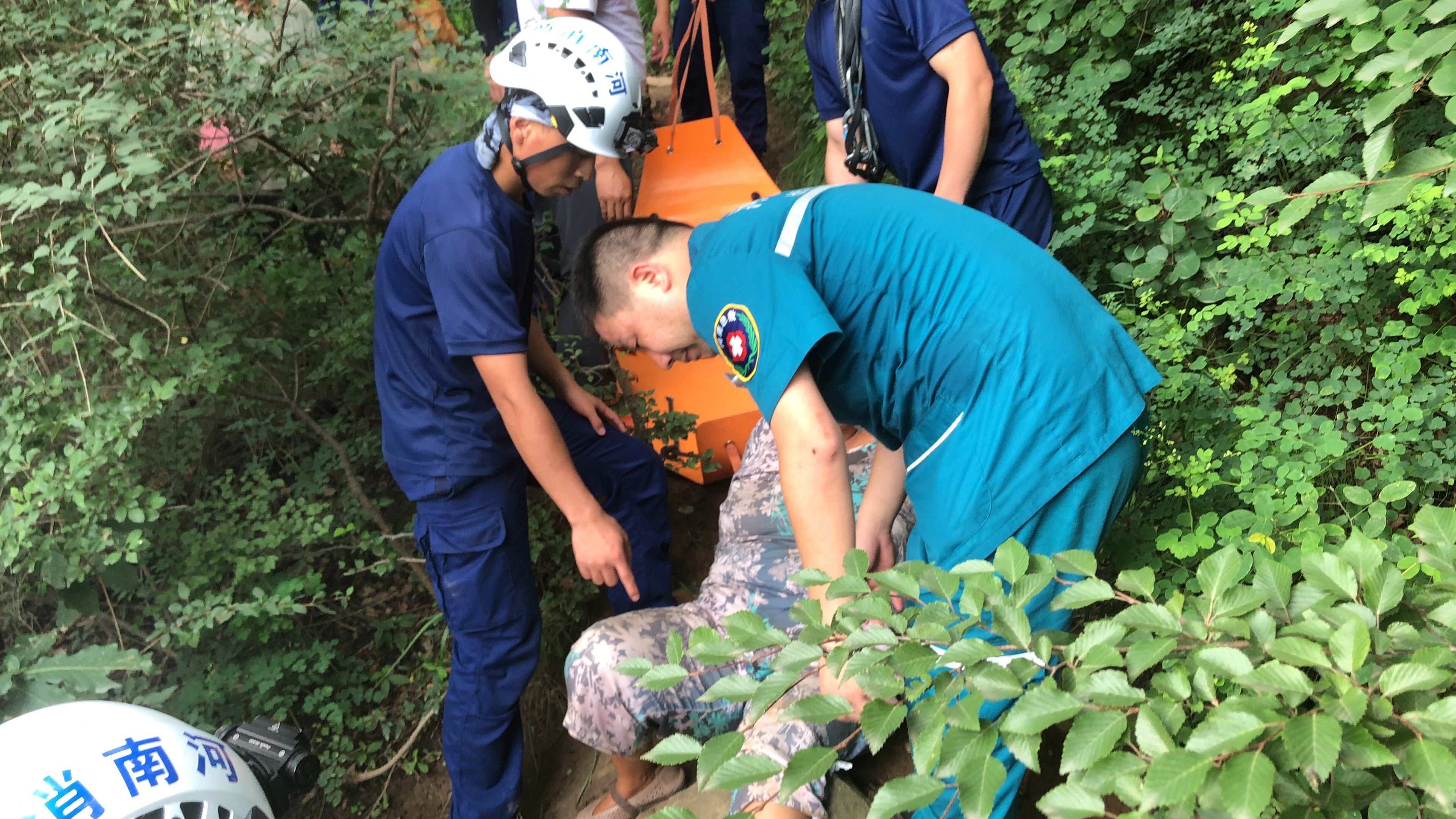 嵩山|180斤女子爬嵩山不走寻常路摔断腿 20多人轮流抬4个小时下车