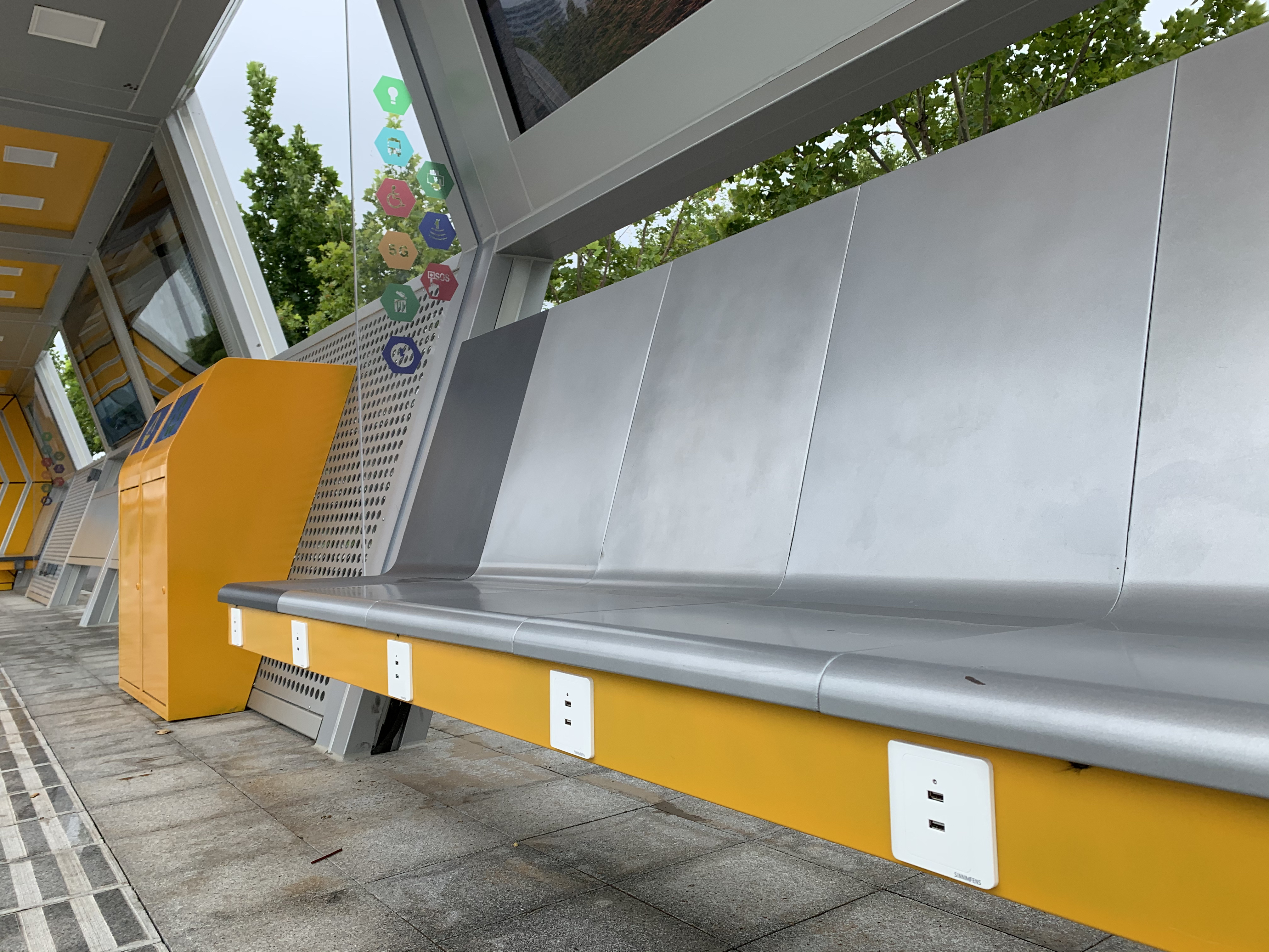 自动驾驶|郑州自动驾驶公交来了！红灯自动“让道”，市民可免费试乘