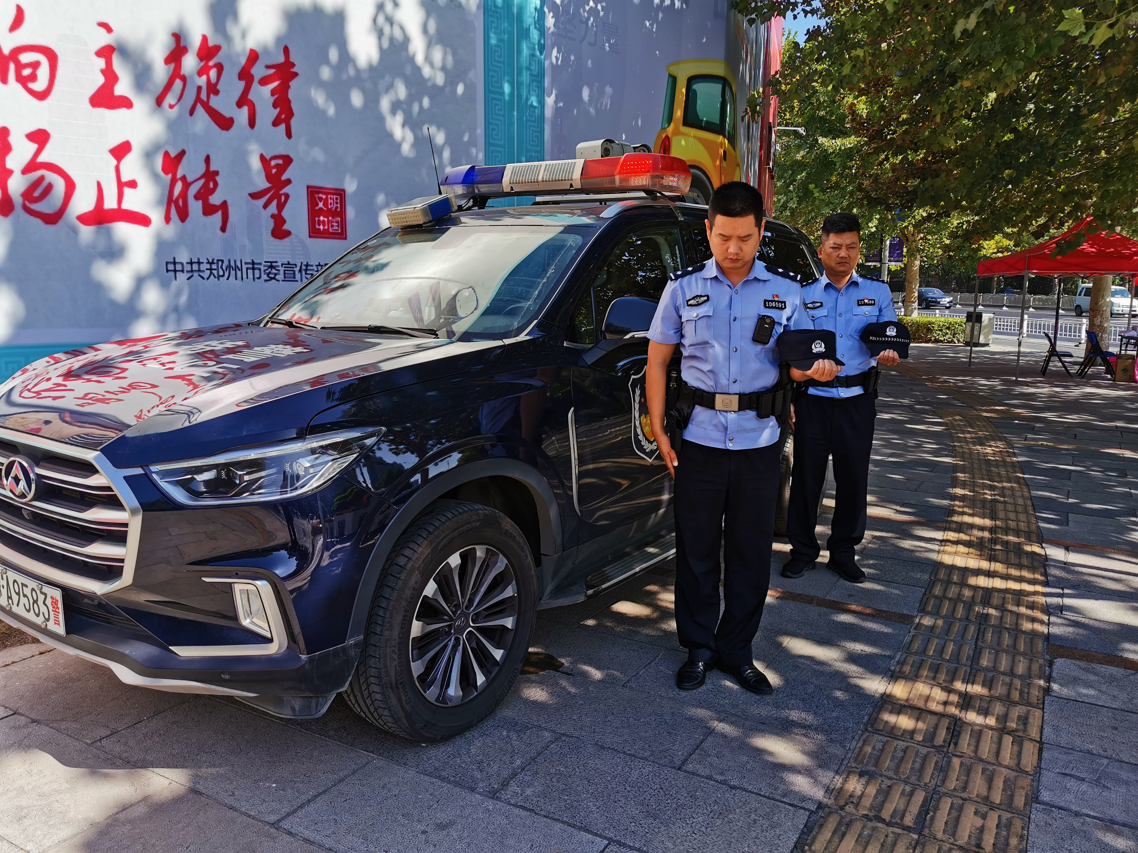 防空警报|震撼！警报拉响，郑州特警脱帽默哀！