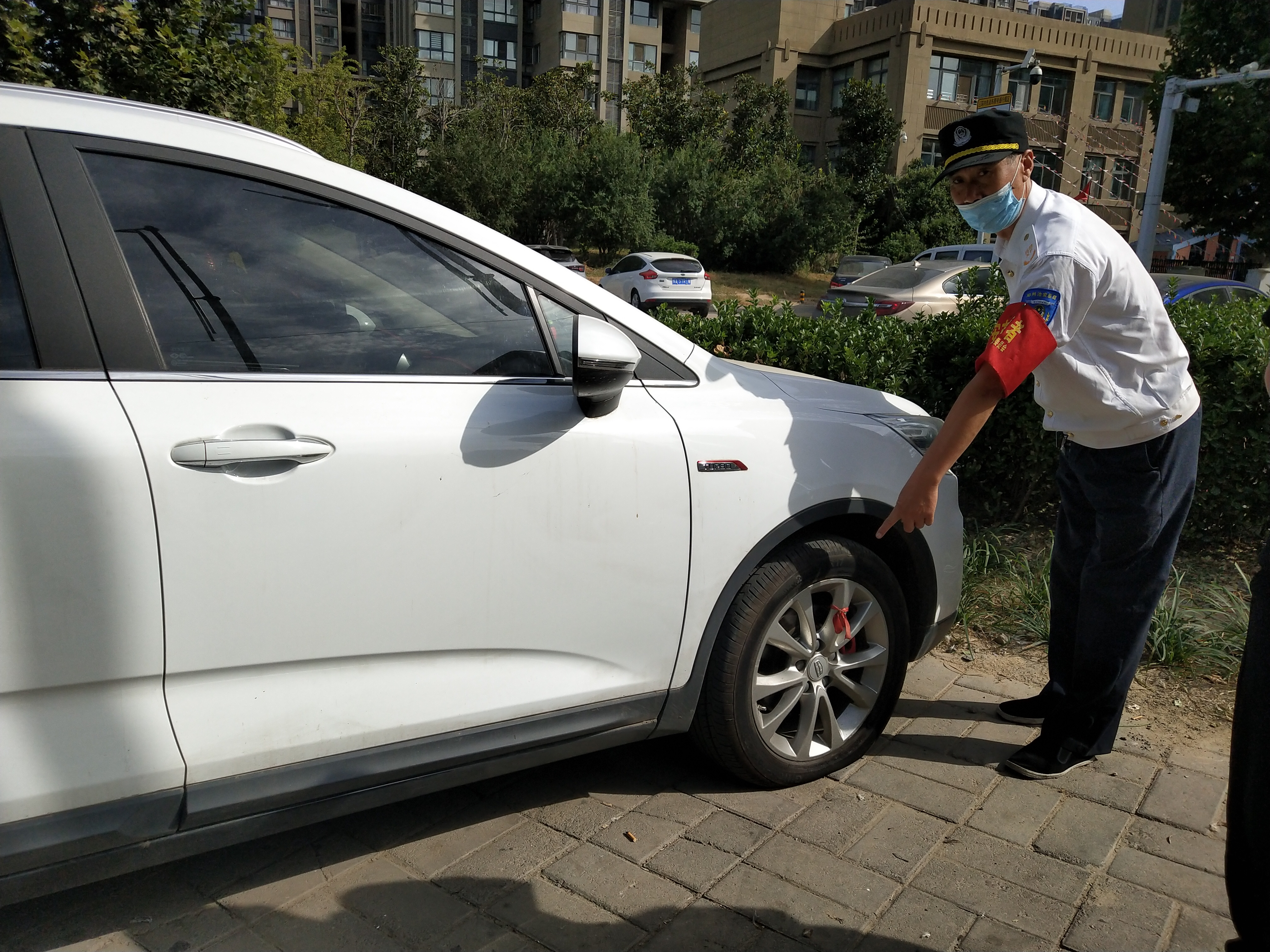 法制|两车停路边遭黑手！一车被划，一车被扎烂车胎