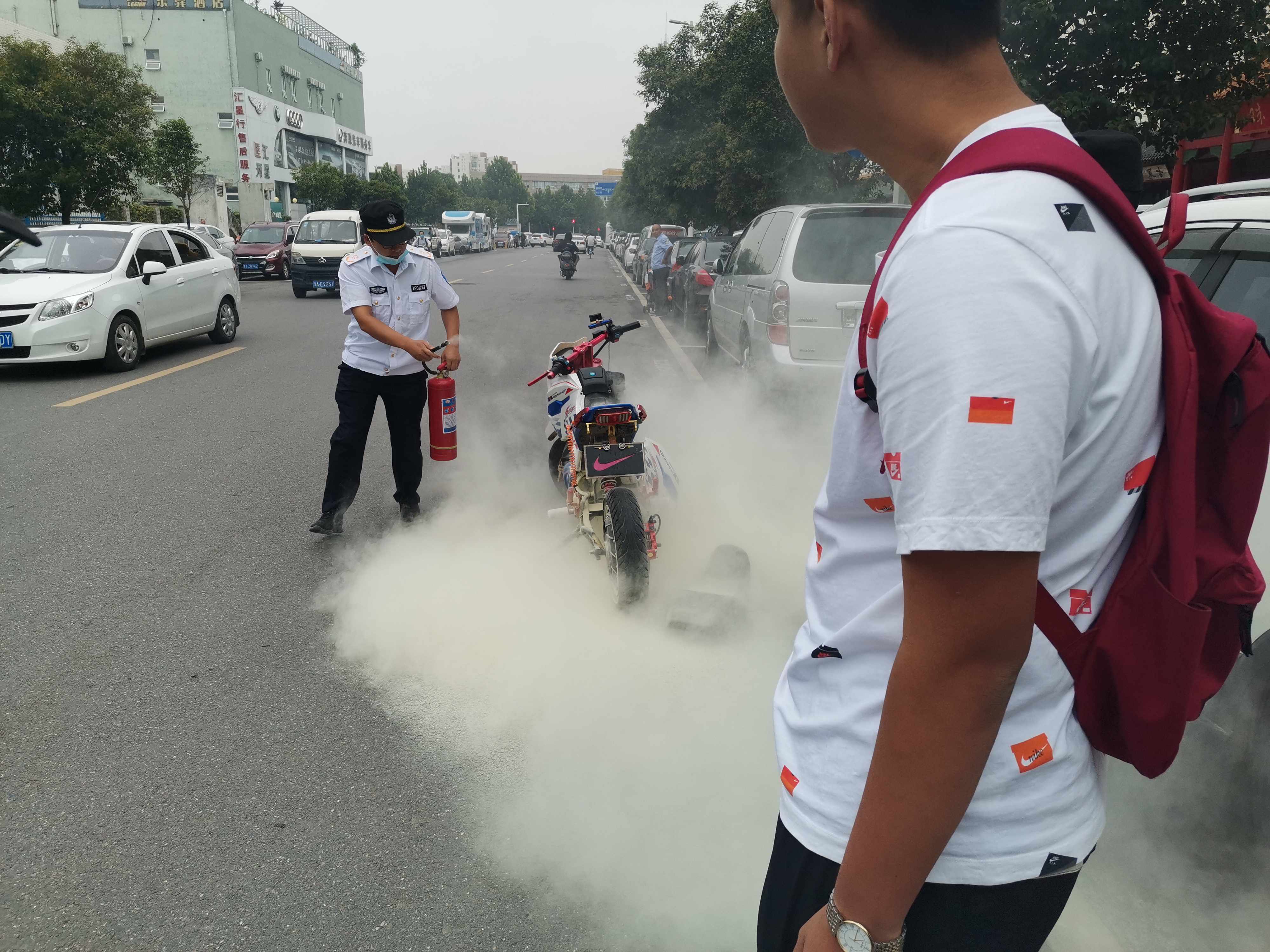 电动汽车|男孩骑电动车在街头行驶，电动车突然冒烟起火