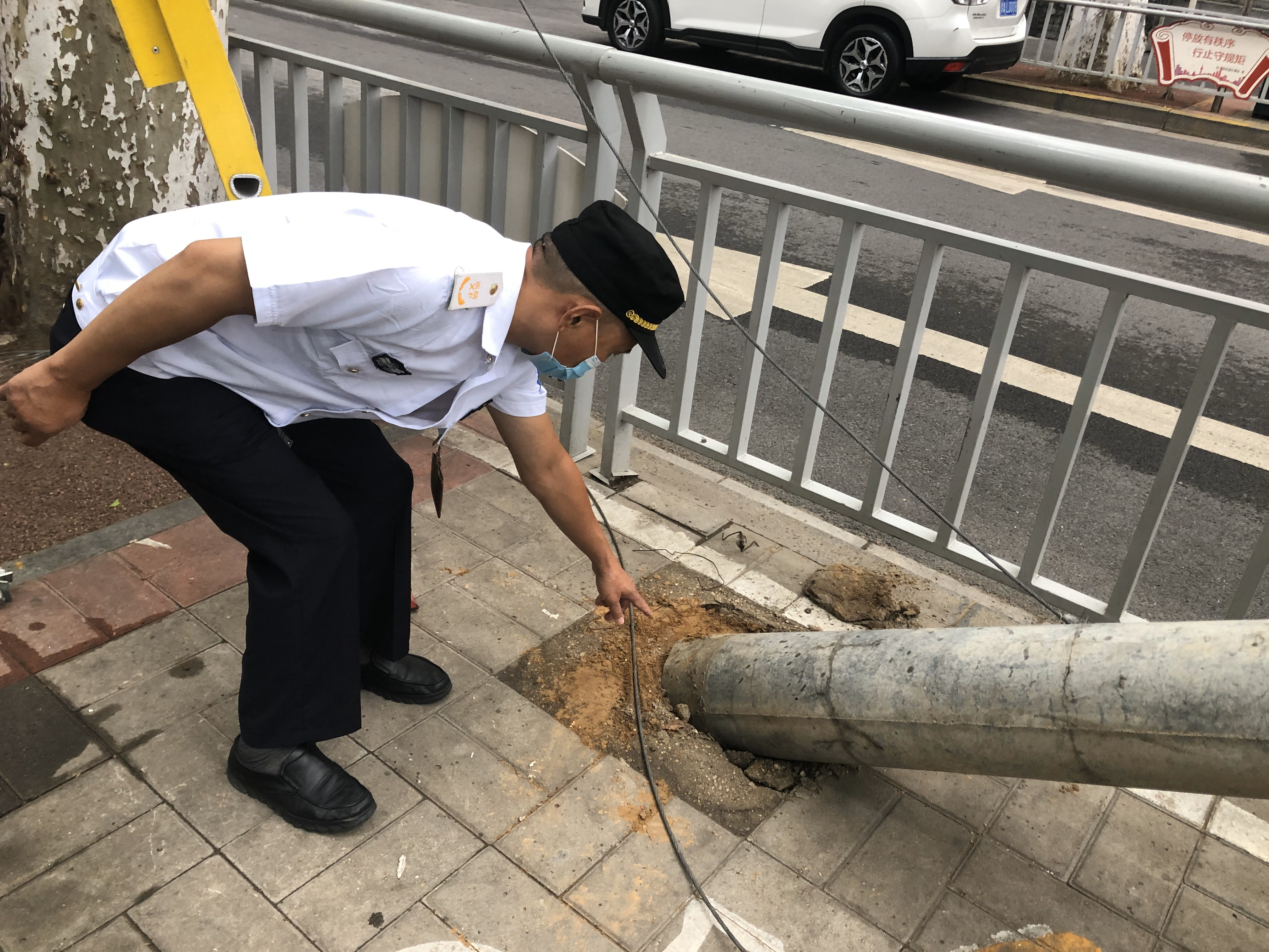 交通|旅游大巴挂落电缆线导致交通堵塞，一群人忙活仨小时才恢复畅通